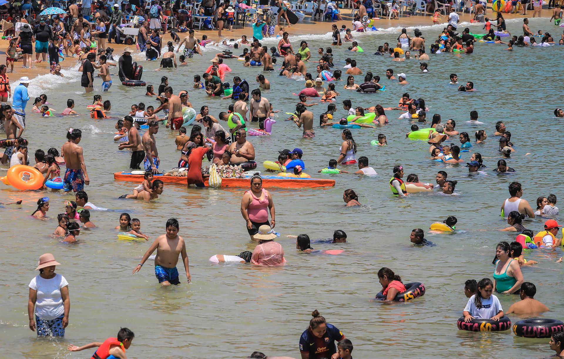 Turistas disfrutan de las playas el 16 de abril de 2022, en el balneario de Acapulco en el estado de Guerrero (México). EFE/David Guzmán/Archivo
