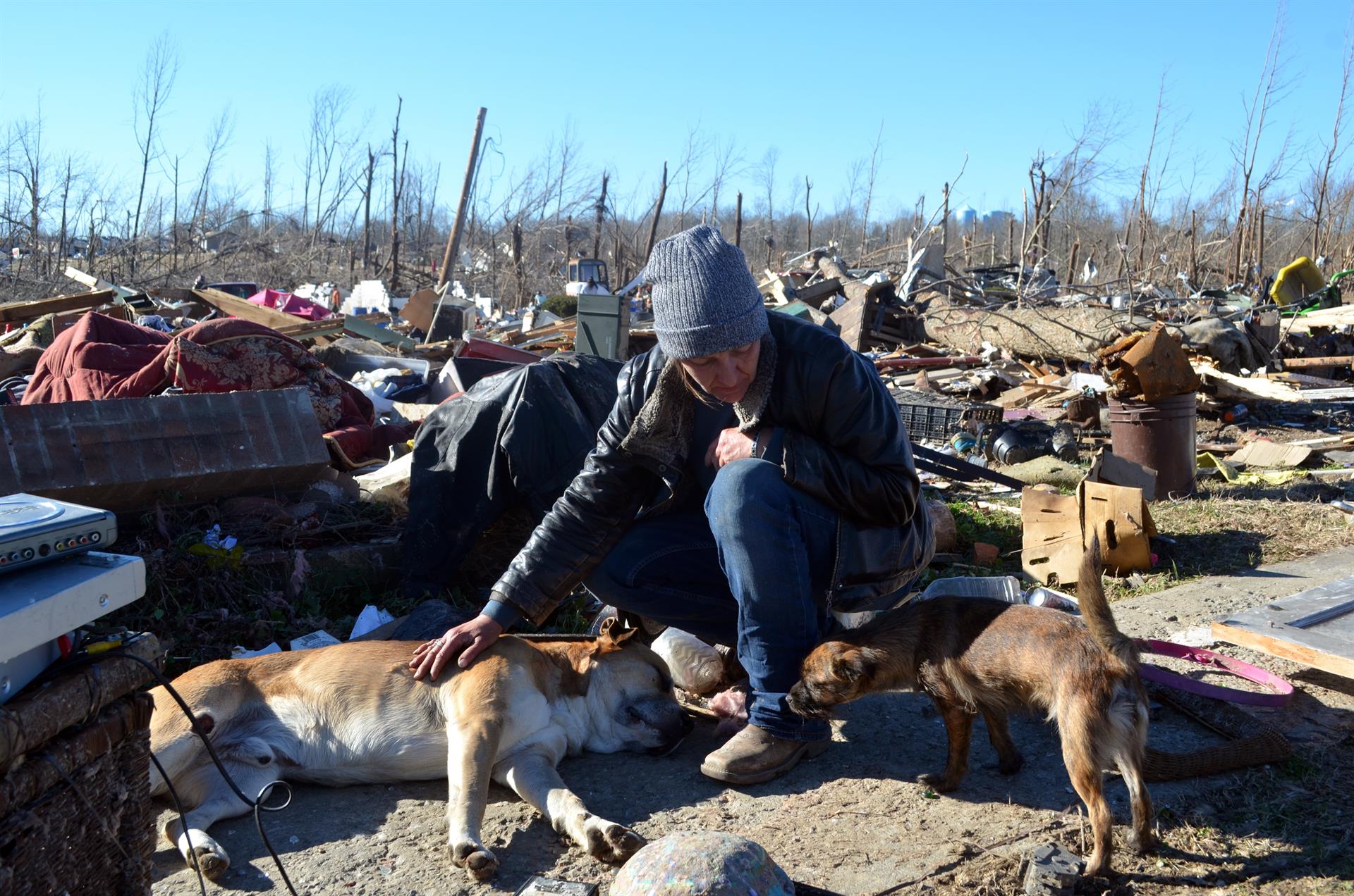 Sheila Oliver, de 50 años, acaricia sus perros entre los escombros de su casa, destrozada por el paso de un tornado, en Dawson Springs, Kentucky (EE.UU.). Imagen de archivo. EFE/ Alvaro Blanco
