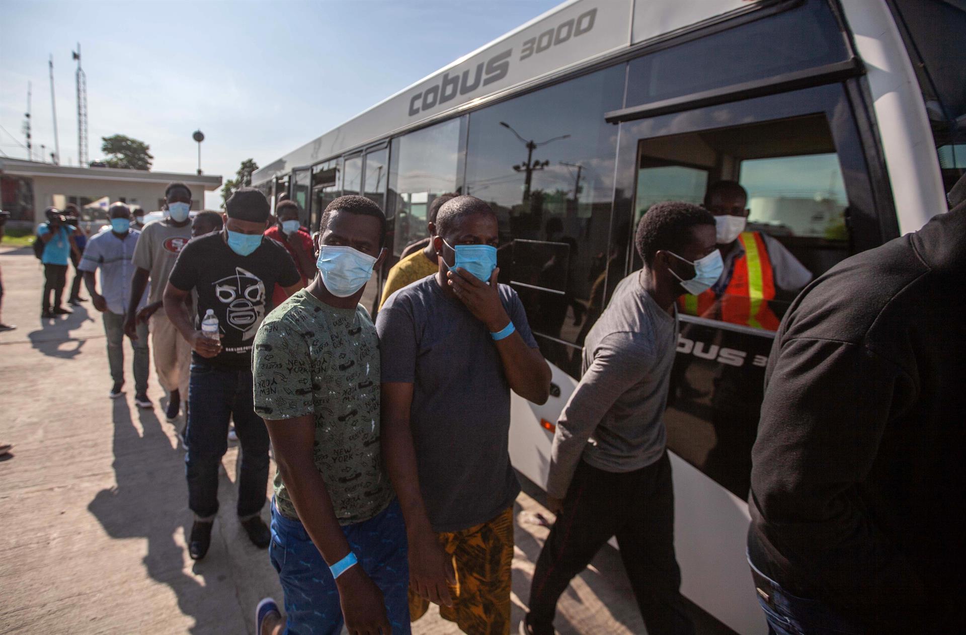 Fotografía de archivo de migrantes haitianos que descienden de un autobús luego de su llegada al país tras ser deportados desde Estados Unidos, en el Aeropuerto Internacional Toussaint Louverture, en Puerto Príncipe (Haití). EFE/ Richard Pierrin

