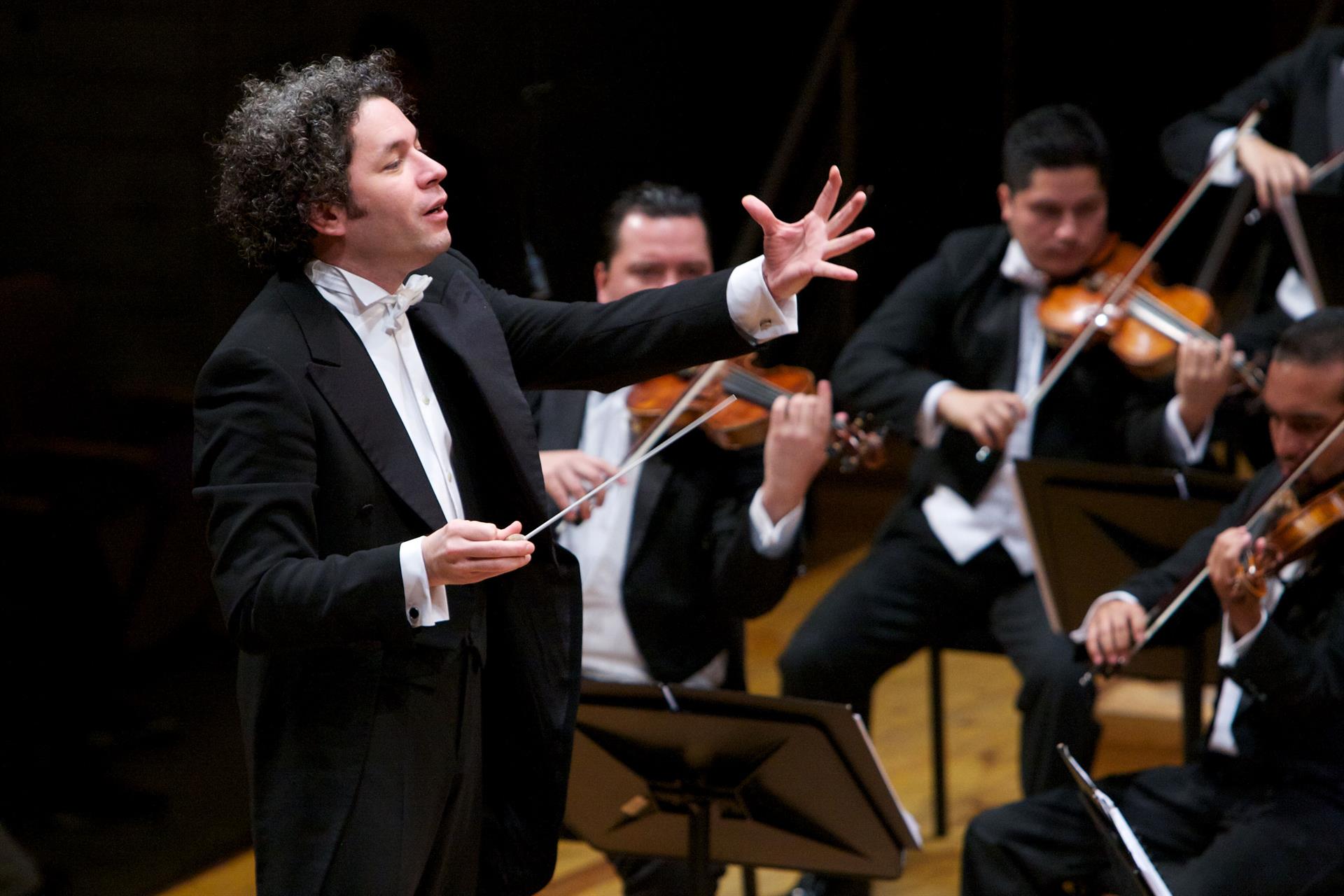 Fotografía cedida por Fundamusical donde aparece el director de orquesta venezolano, Gustavo Dudamel, mientras dirige la Orquesta Sinfónica Simón Bolívar, durante una escena del documental 
