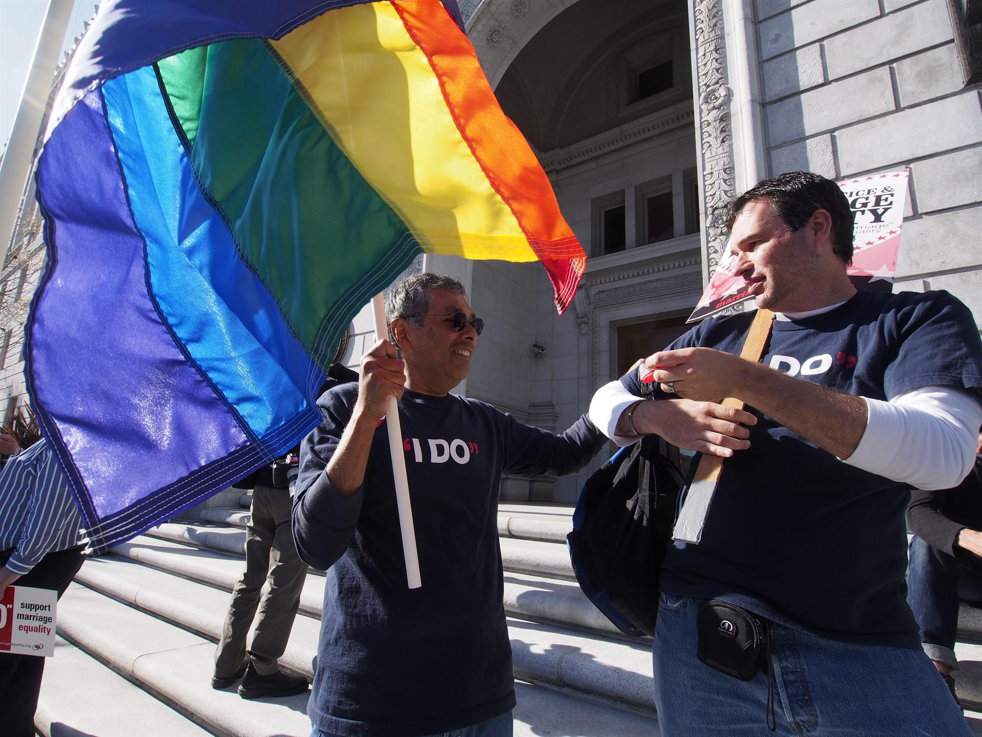 Vista de varias personas de la comunidad gay durante una manifestación, imagen de archivo. EFE/JOHN G. MABANGLO
