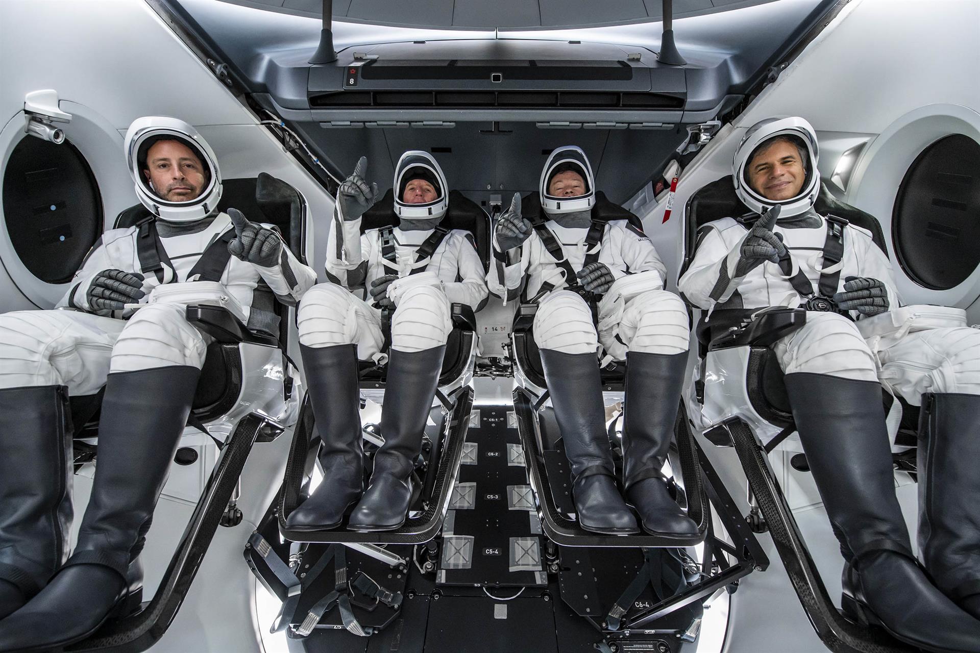 Fotografía cedida por SpaceX donde aparece la tripulación de la Misión Axiom 1 (Ax-1) a bordo de la nave espacial que viajó a la Estación Espacial Internacional, (i-d) el especialista, Mark Pathy; el piloto Larry Connor; el comandante, Miguel López-Alegría, y el especialista, Eytan Stibbe. EFE/SpaceX /SOLO USO EDITORIAL /NO VENTAS /SOLO DISPONIBLE PARA ILUSTRAR LA NOTICIA QUE ACOMPAÑA /CRÉDITO OBLIGATORIO
