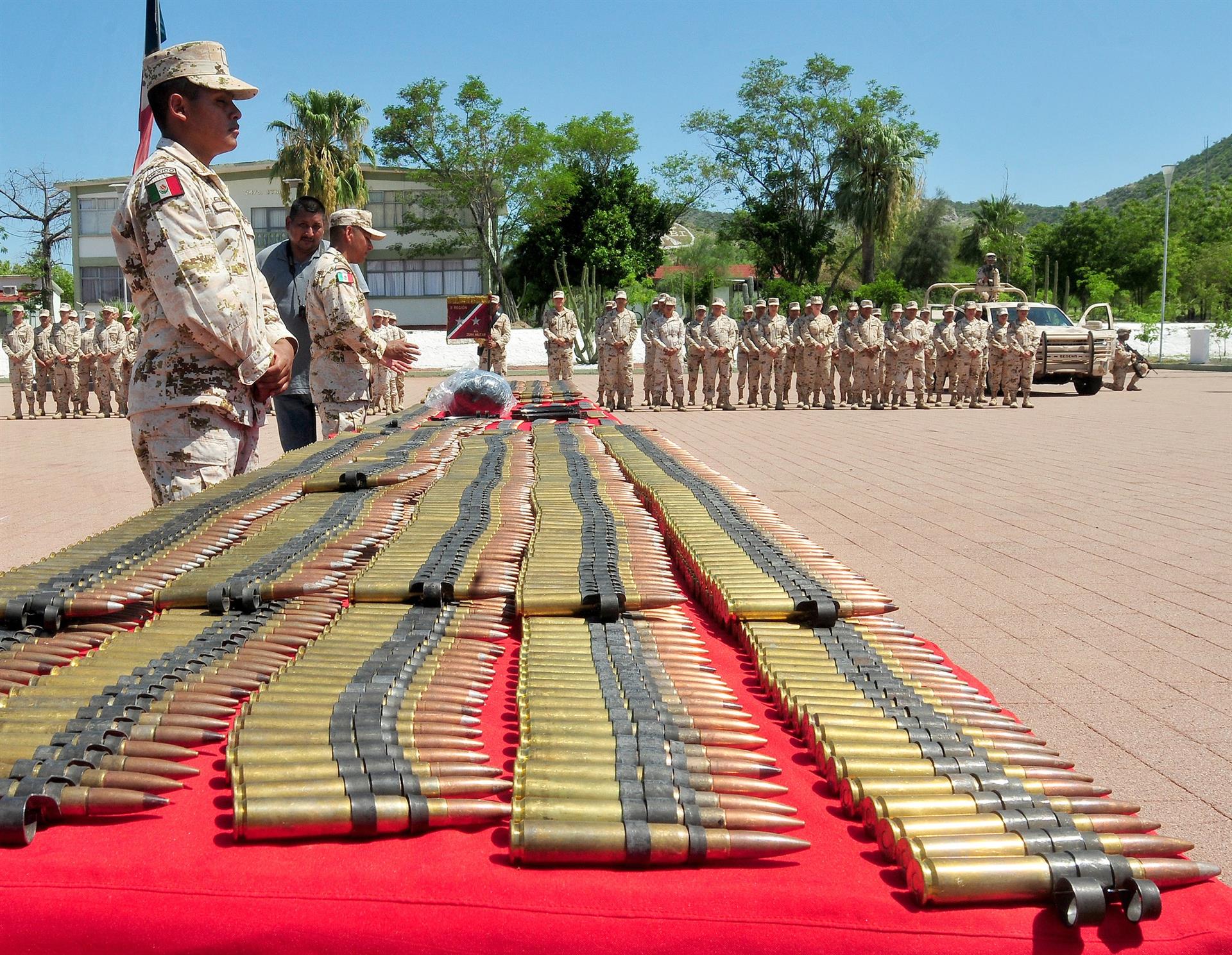 Agentes del Ejercito Mexicano muestran las municiones de armas largas, imagen de archivo. EFE/Israel Garnica
