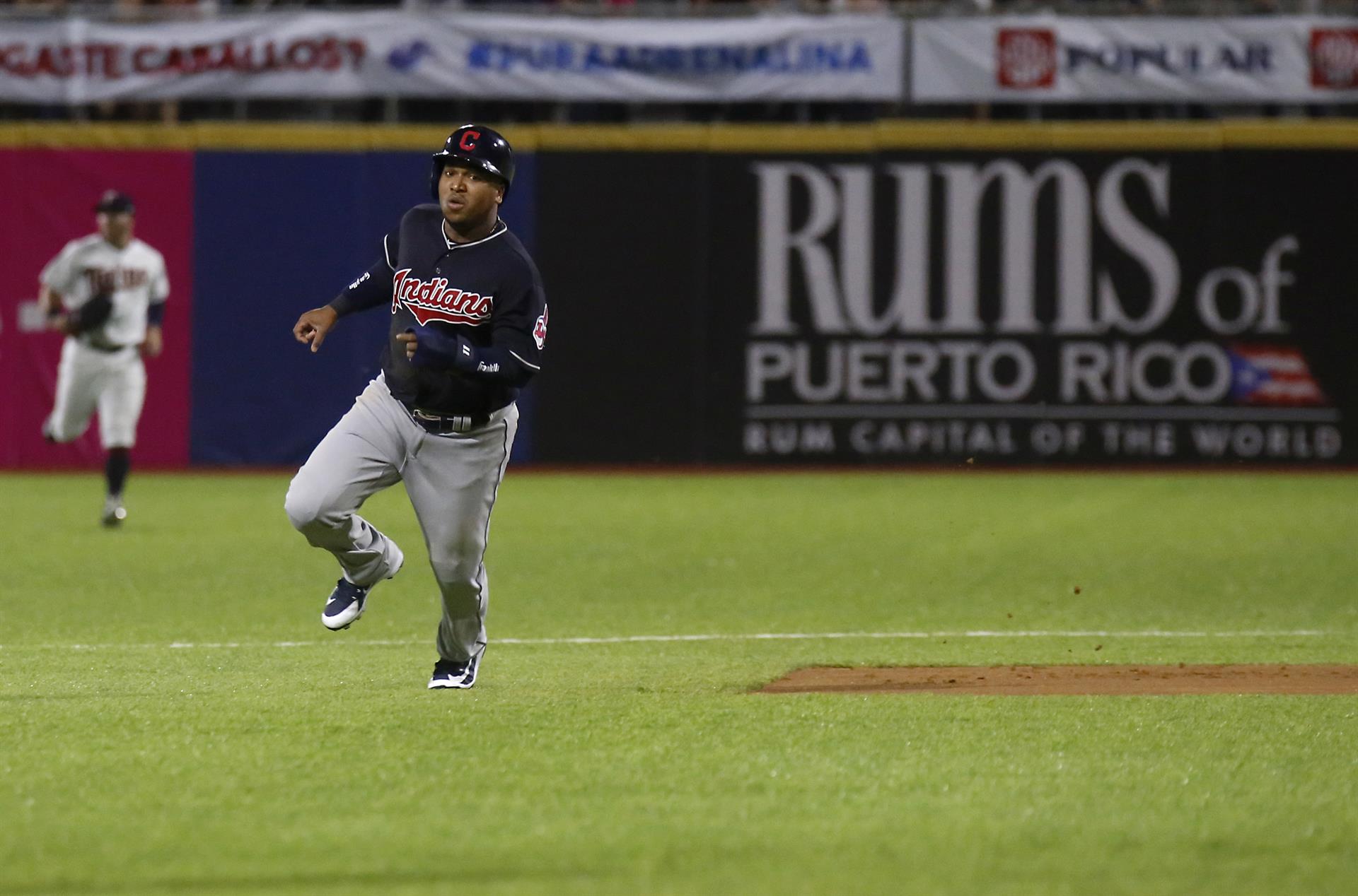 Fotografía de archivo en la que se registró al bateador dominicano José Ramírez, durante un partido de la MLB , entre los Guardianes de Cleveland y los Mellizos de Minesota, en San Juan (Puerto Rico). EFE/Thais Llorca
