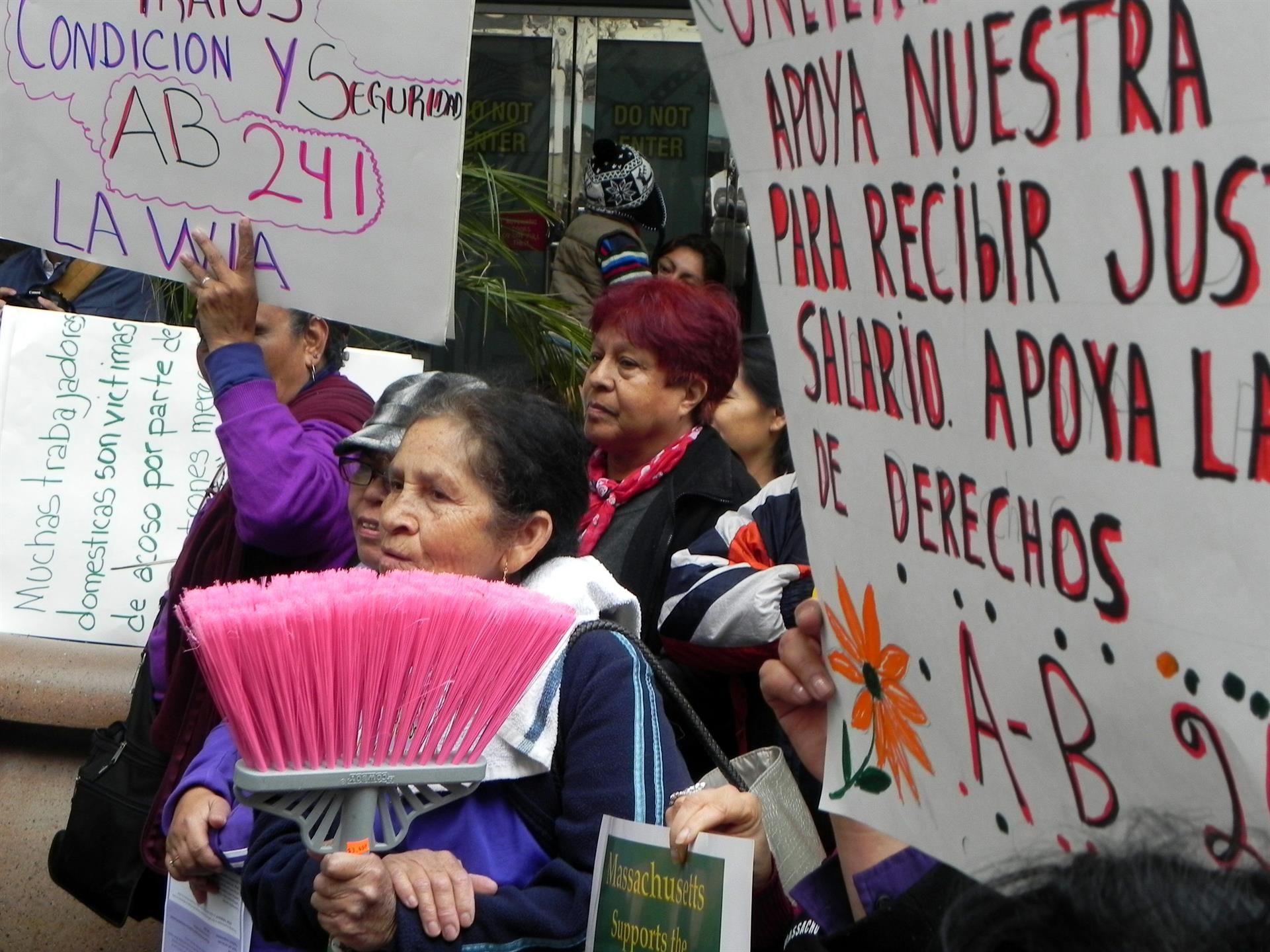 Imagen de archivo de empleadas domésticas durante una protesta en Los Ángeles, California, en demanda de igualdad de derechos laborales en víspera del Día Internacional de la Mujer. EFE/Luis Uribe
