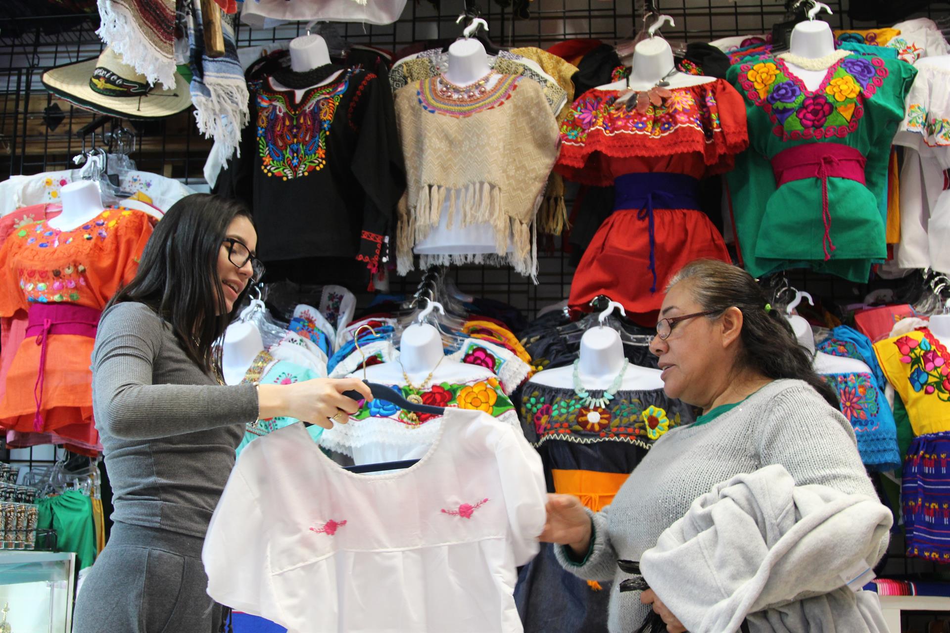 Fotografía donde aparece una mujer mientras realiza unas compras en un local de Plaza Fiesta en Atlanta, el mayor centro comercial hispano del estado de Georgia, imagen de archivo. EFE/Marcelo Wheelock
