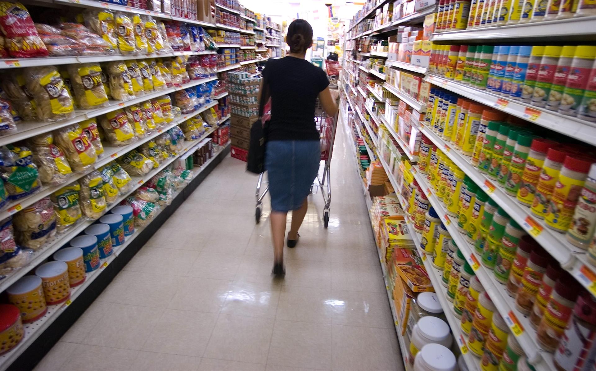Una mujer hace sus compras en un supermercado en la ciudad de Orlando, Florida (EEUU).. EFE/Gerardo Mora
