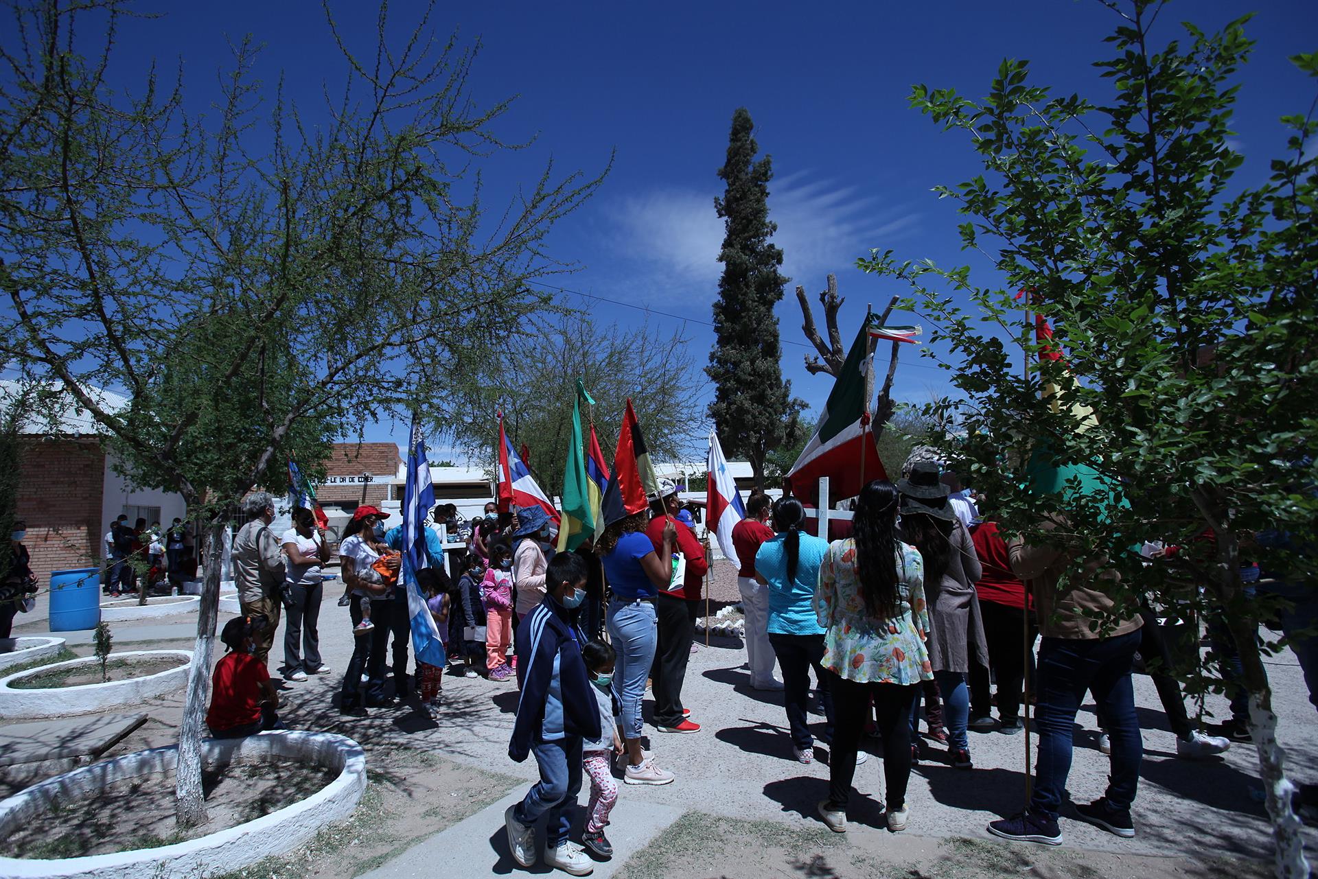 Migrantes de diferentes nacionalidades escenifican hoy el viacrucis, en Ciudad Juárez, estado de Chihuahua (México). EFE/Luis Torres
