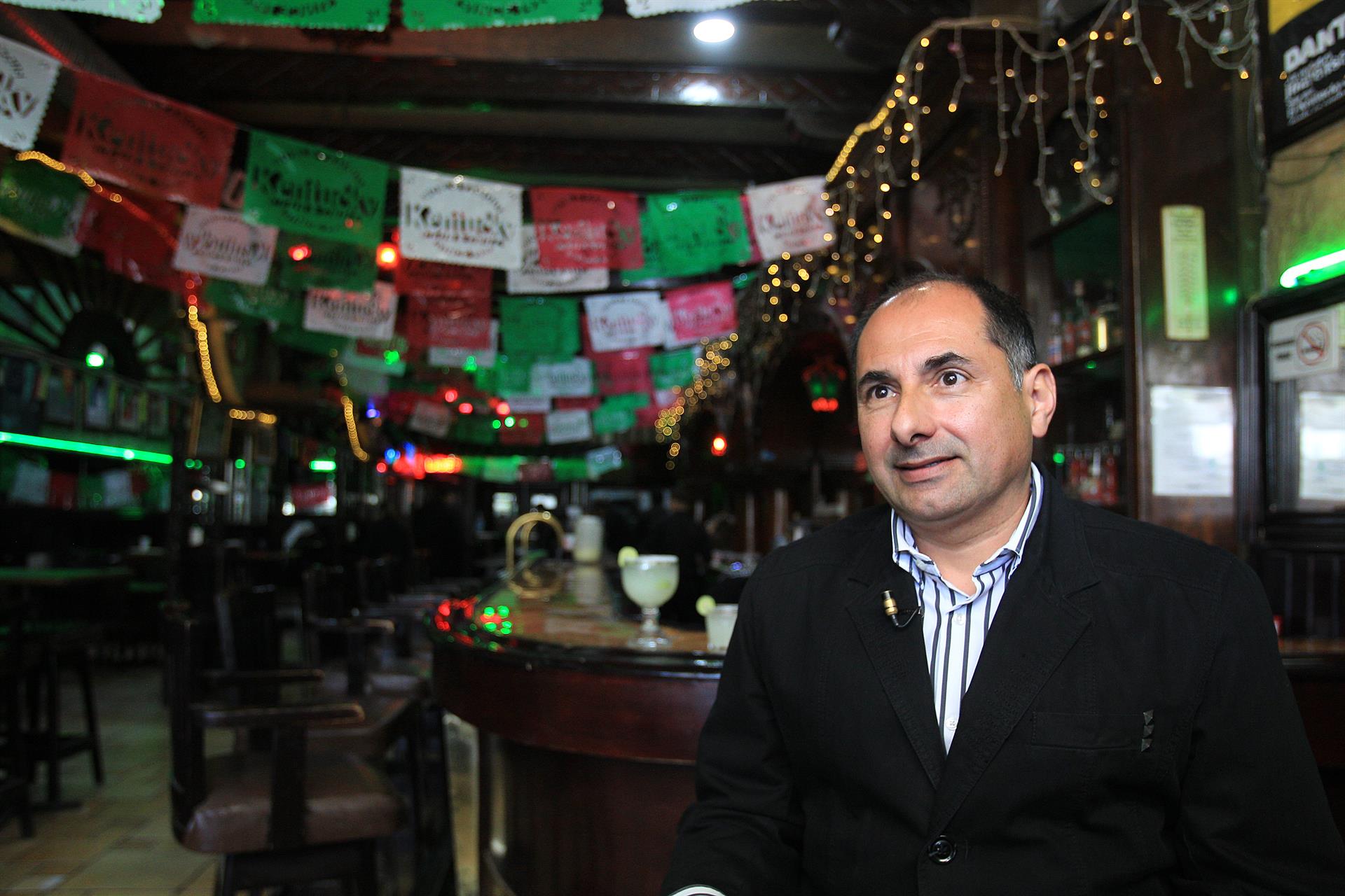 El Club Kentucky, bar centenario de Ciudad Juárez y cuna del cóctel margarita El encargado del Club Kentucky Br, Sergio Peña, posa durante una entrevista con Efe el 11 de abril de 2022, en Ciudad Juárez, estado de Chihuahua (México). EFE/ Luis Torres