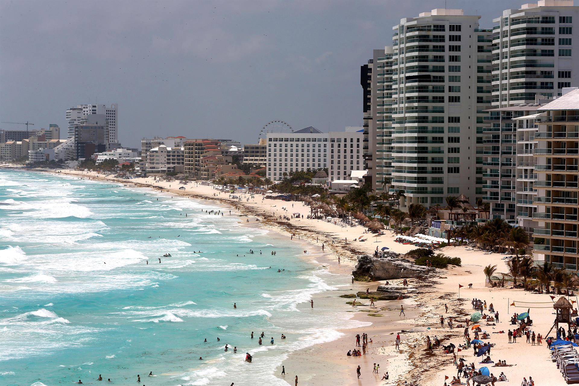 Turistas disfrutan en una playa del caribe mexicano, el 15 de abril de 2022, en el balneario de Cancún, estado de Quintana Roo (México). EFE/Alonso Cupul
