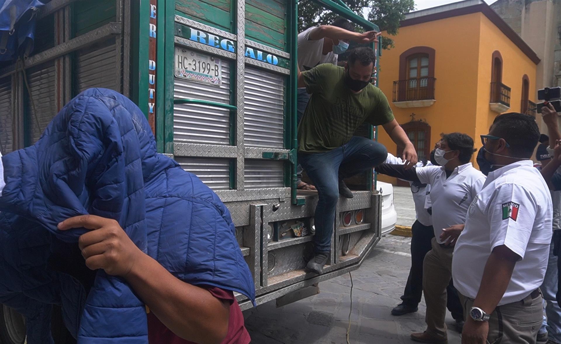 Agentes del Instituto Nacional de Migración trasladan a hombres centroamericanos,, imagen de archivo. EFE/ Daniel Ricardez
