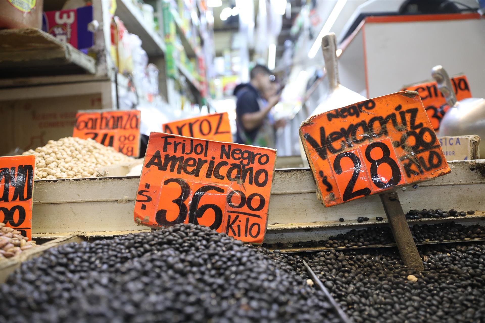 Vista general de precios de productos en un mercado, en la Ciudad de México (México), foto de archivo. EFE/ Sáshenka Gutiérrez
