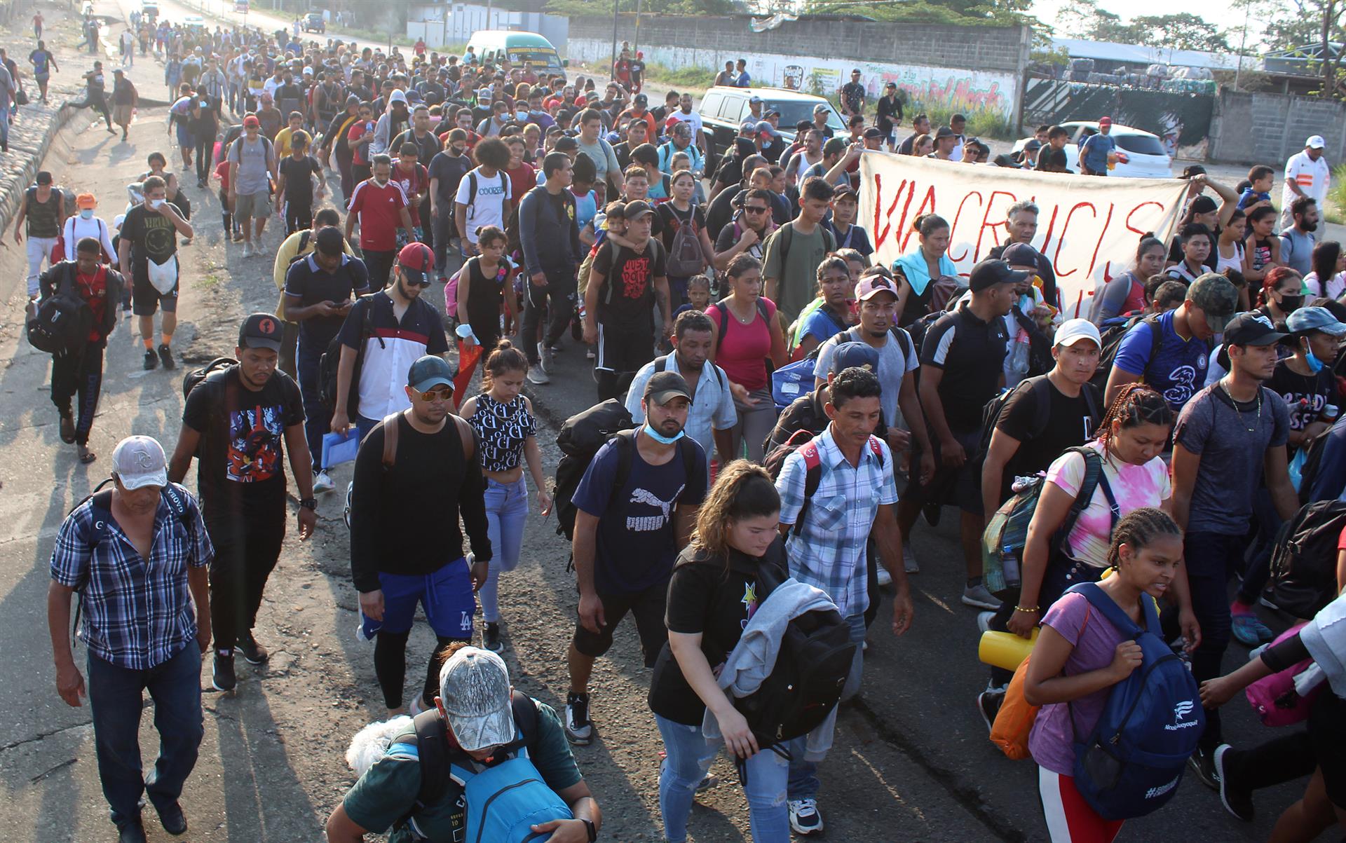 Migrantes de diferentes nacionalidades, caminan pacíficamente por las principales avenidas este domingo, en la ciudad de Tapachula en Chiapas (México). EFE/Juan Manuel Blanco
