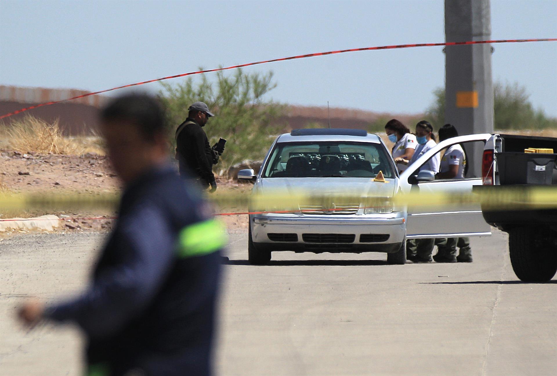 Peritos forenses laboran el 21 de abril de 2022, en la zona donde fue ejecutado un hombre en la linea divisoria, en Ciudad Juárez, en el estado de Chihuahua (México). EFE/Luis Torres
