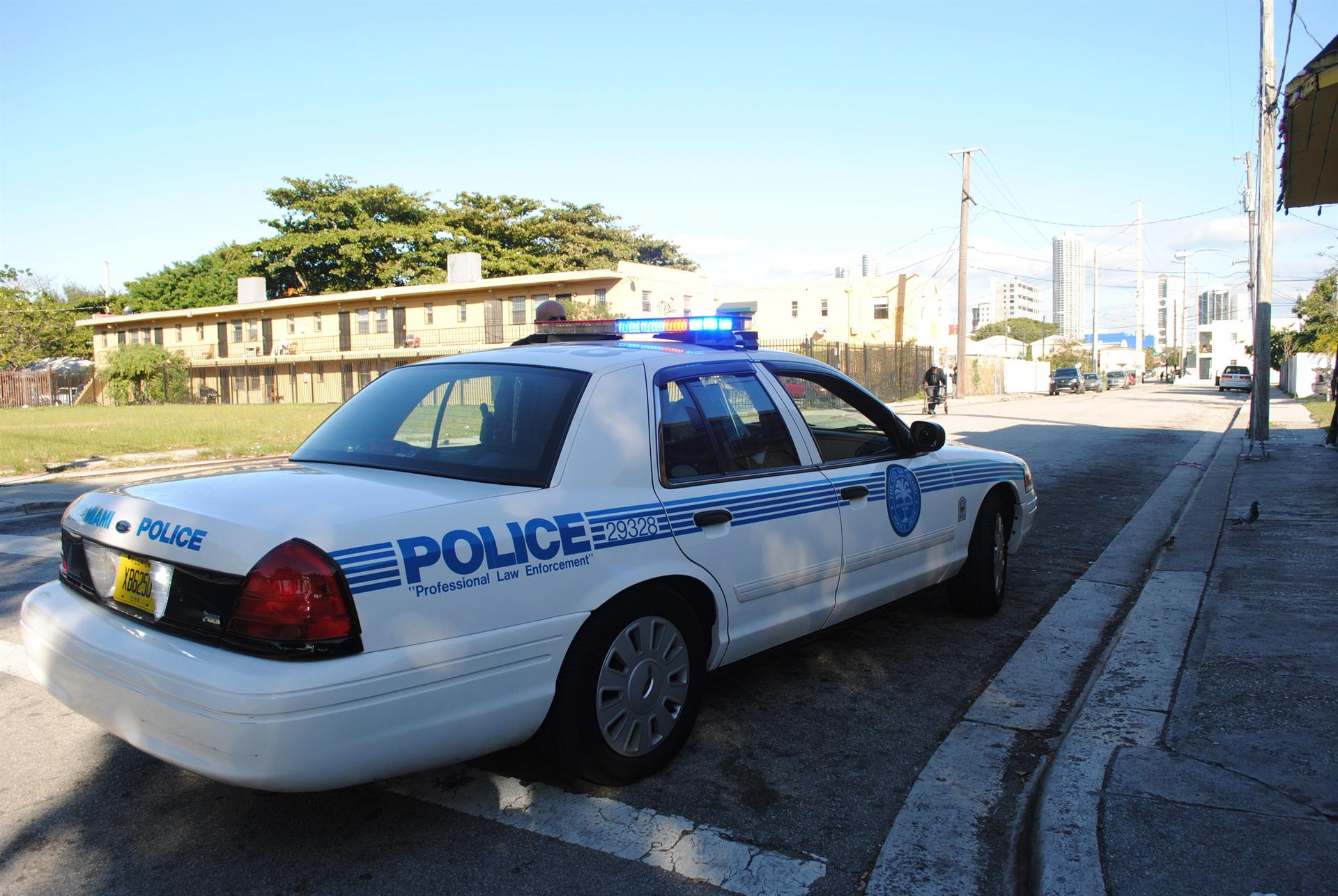Un vehículo de la policía de la ciudad de Miami monta guardia, imagen de archivo. EFE/Antoni Belchi
