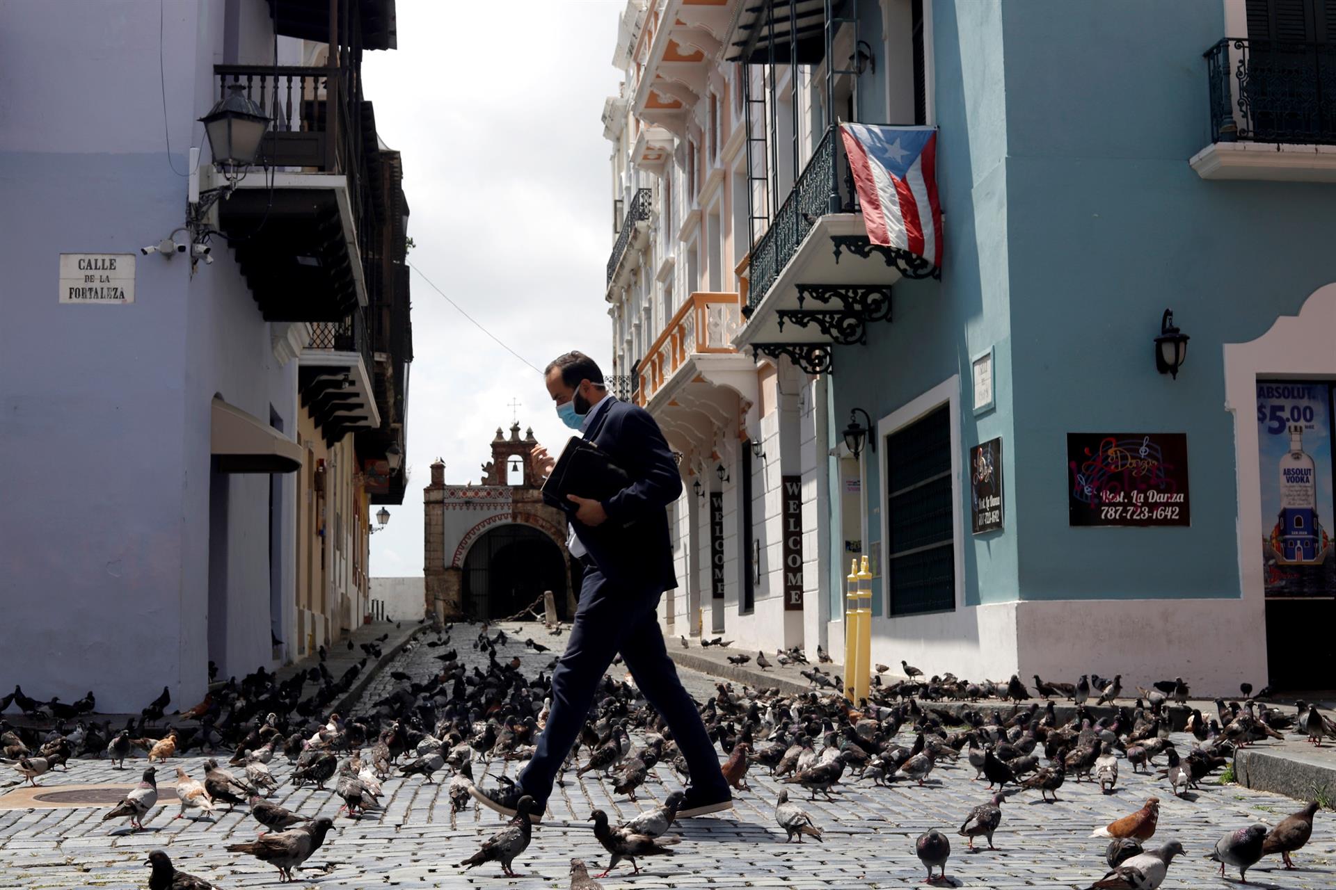 Imagen de archivo que muestra un hombre caminando en la calle Fortaleza en San Juan (Puerto Rico). EFE/Thais Llorca
