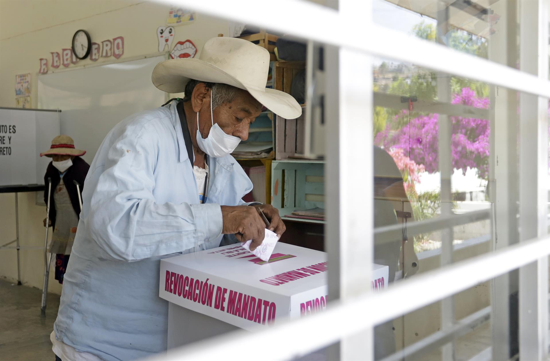 Personas emiten su voto en el proceso de consulta de revocación de mandato hoy, en la ciudad de Puebla (México). EFE/ Hilda Ríos
