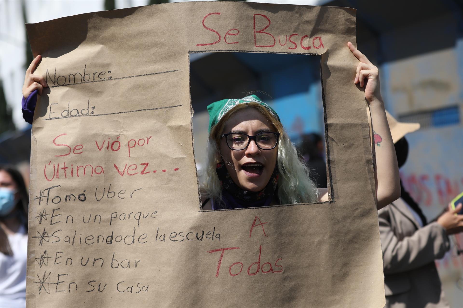 Colectivos feministas marchan durante una protesta contra las desapariciones y feminicidios en la Ciudad de México (México). EFE/Sáshenka Gutiérrez
