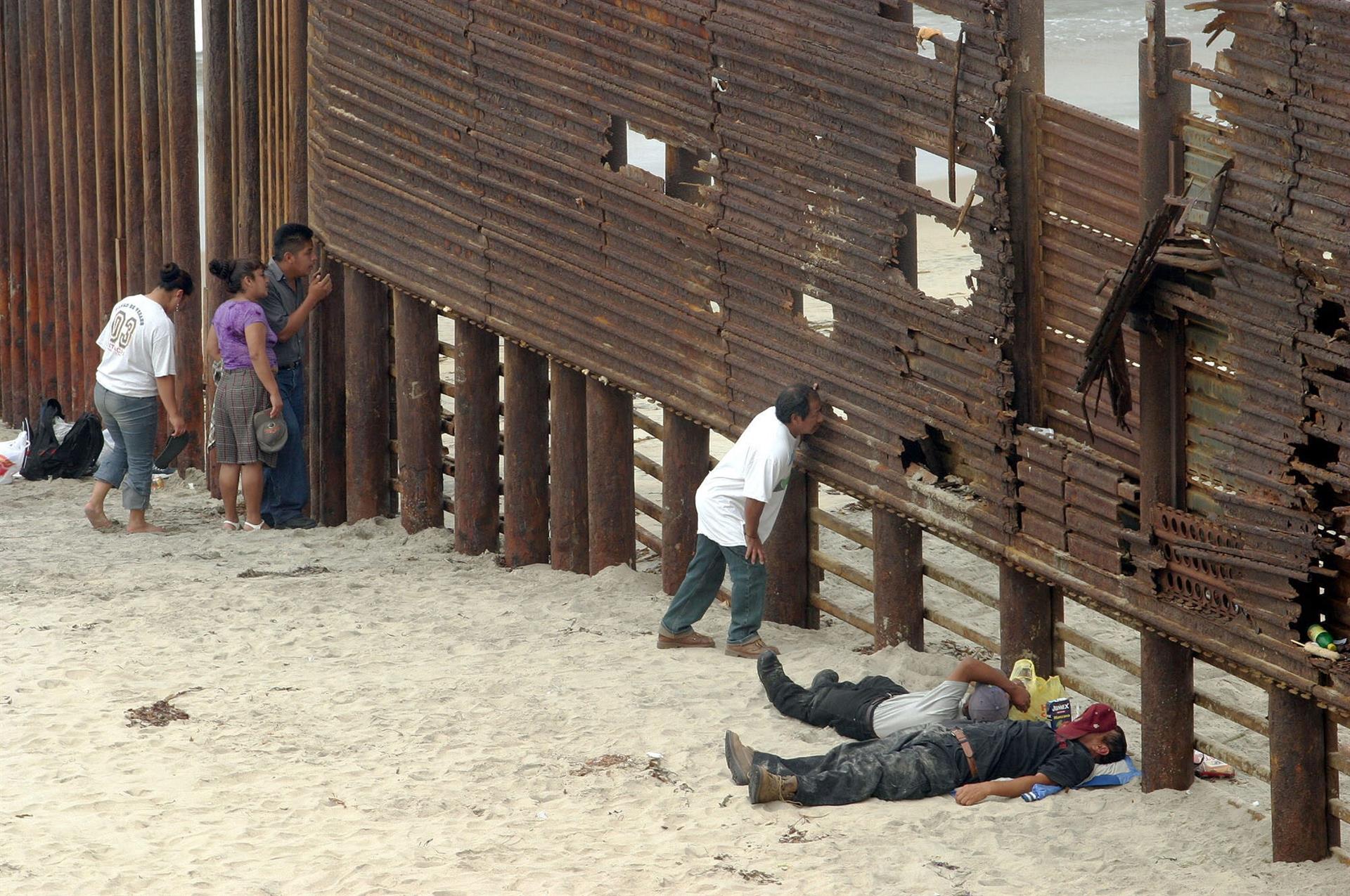 Fotografía de archivo de migrantes mexicanos que observan los movimientos de la patrulla fronteriza en la frontera con Arizona. EFE/Ernesto Moreno

