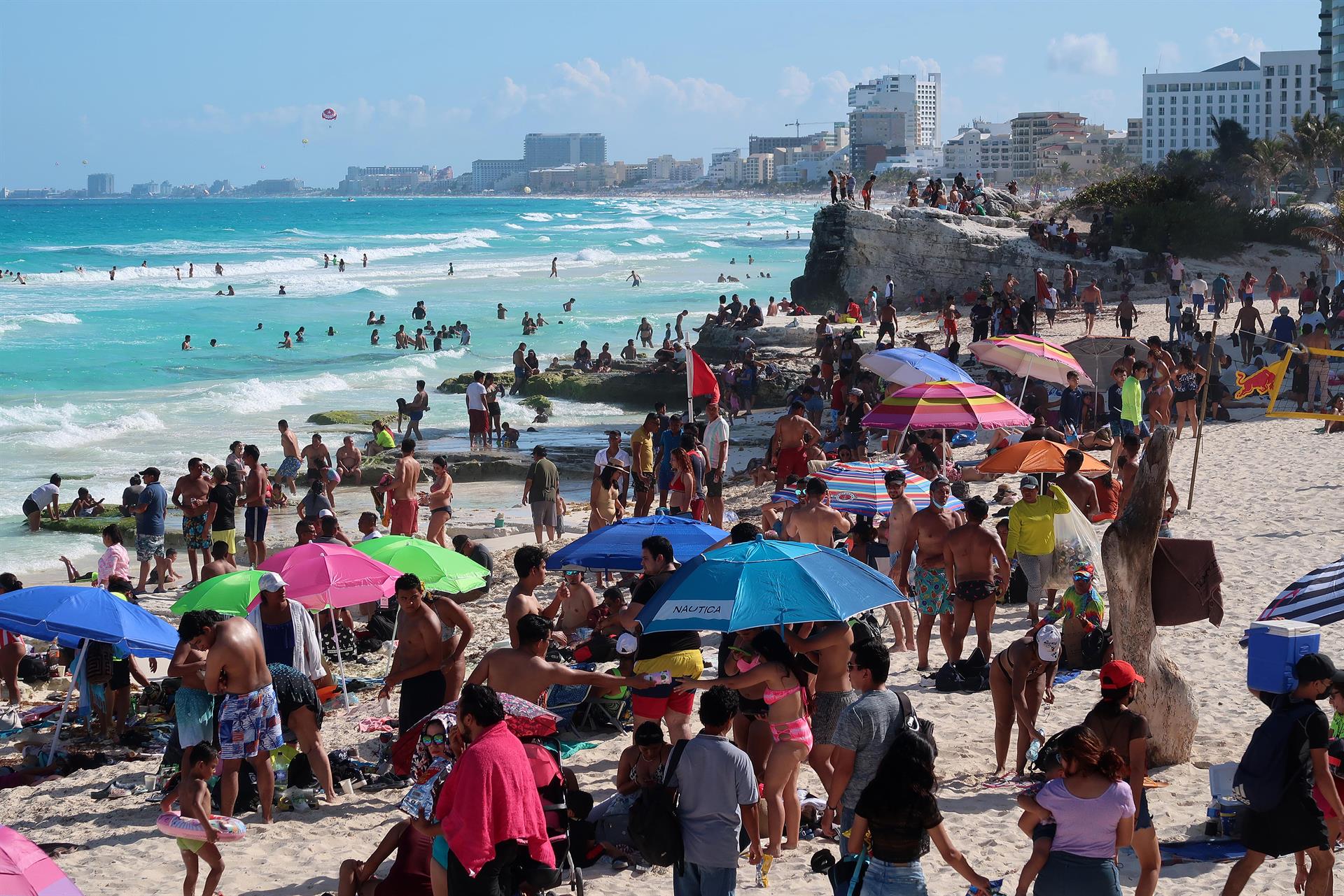 Turistas disfrutan en una playa de caribe mexicano, el 15 de abril de 2022, en el balneario de Cancún, estado de Quintana Roo (México). EFE/Alonso Cupul
