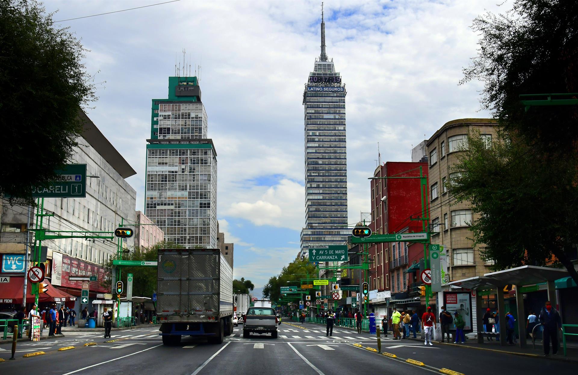 Imagen de archivo que muestra una avenida en Ciudad de México (México). EFE/ Jorge Núñez
