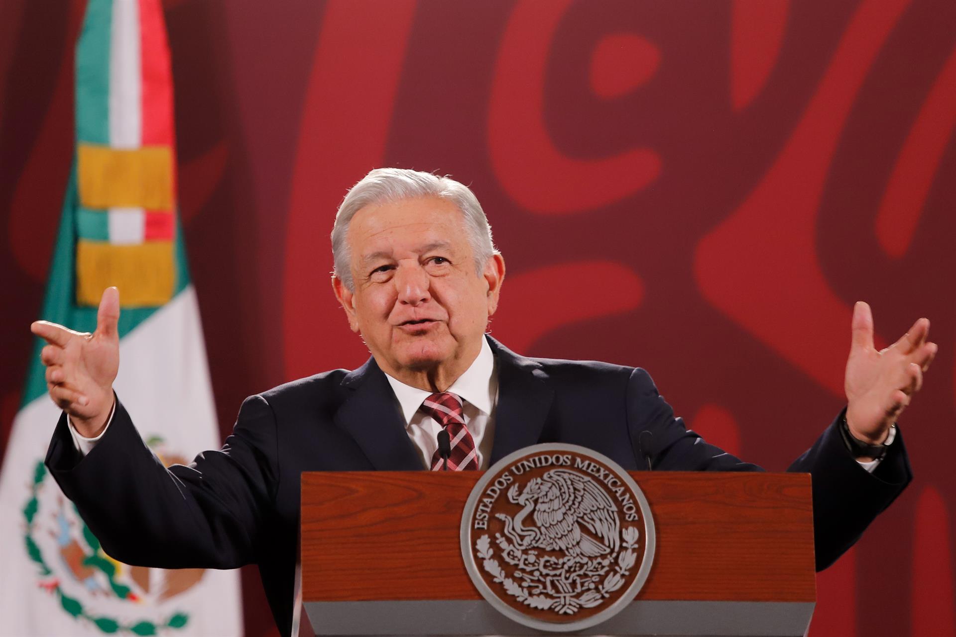 El presidente de México, Andrés Manuel López Obrador, habla durante su conferencia de prensa matutina, hoy, en el Palacio Nacional de la Ciudad de México. EFE/Isaac Esquivel
