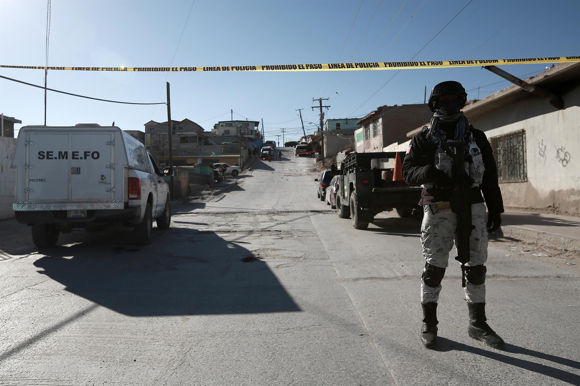 Fotografía de archivo de personal de la Guardia Nacional que vigila la zona donde se cometió un crimen en Ciudad Juárez, estado de Chihuahua (México). EFE/Luis Torres
