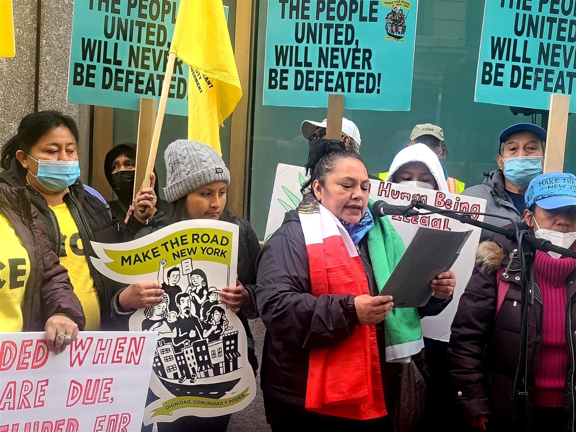 La mexicana inmigrante Dolores Juárez habla hoy lunes, durante una protesta frente a la sede de la Dirección de Impuestos Internos (IRS) en Manhattan, Nueva York. EFE/Ruth E. Hernández

