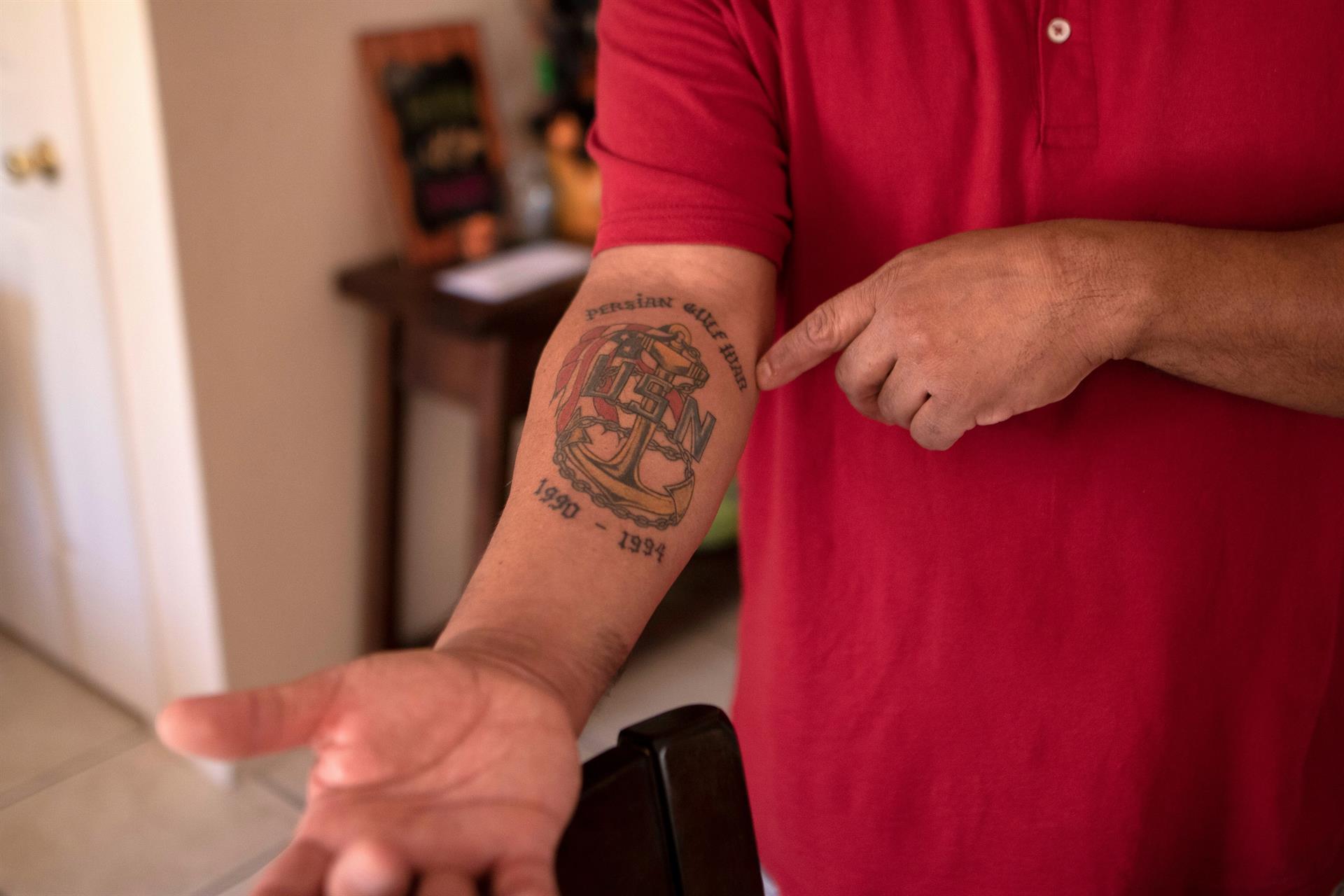 Imagen de archivo en la que se observa a un veterano mostrando el tatuaje que se hizo de su participación en la guerra del Golfo (1990-1994) en su casa en El Paso, Texas. EFE/Jesús Rosales

