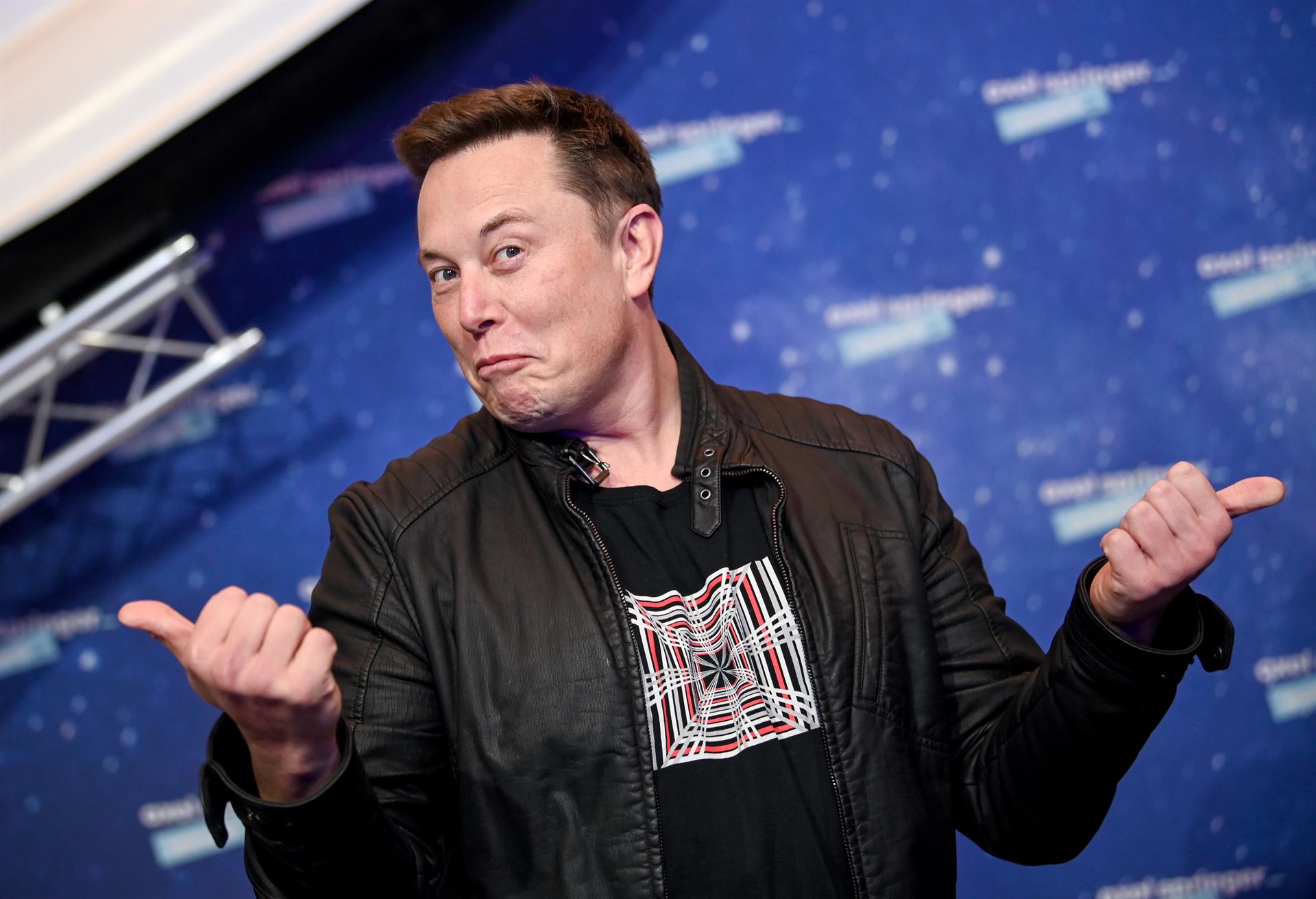 Fotografía de archivo del 1 de diciembre de 2020 que muestra al propietario de SpaceX y CEO de Tesla Elon Musk en la alfombra roja del premio Axel Springer, en Berlín (Alemania). EFE/ Britta Pedersen POOL/ ARCHIVO
