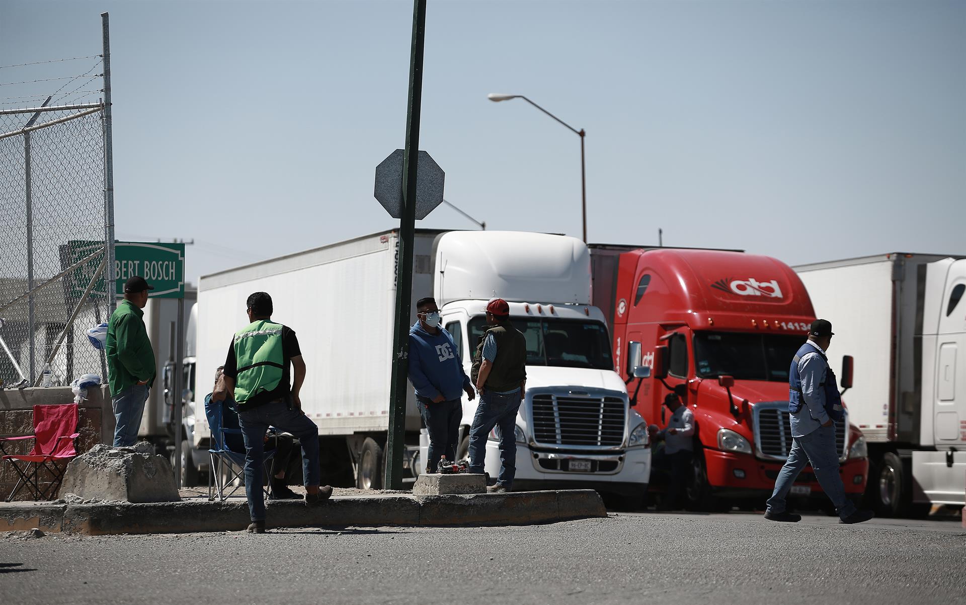 Transportistas hacen fila para ser inspeccionados, en el Puente Internacional Zaragoza, en ciudad Juárez, en el estado de Chihuahua (México). EFE/ Luis Torres
