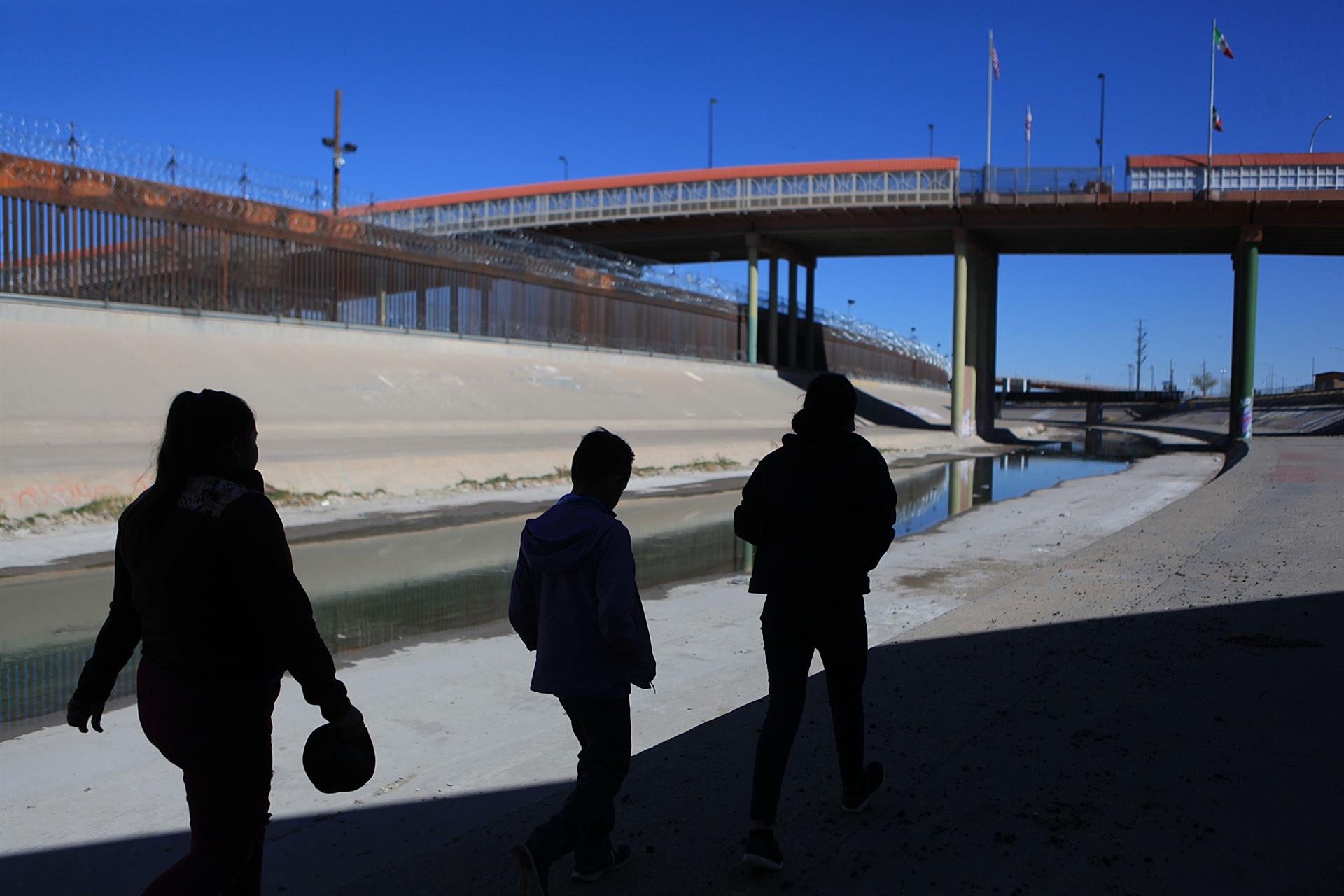 Imagen de archivo que muestra varios migrantes en cercanías del Río Bravo, en Ciudad Juárez, estado de Chihuahua (México). EFE/Luis Torres
