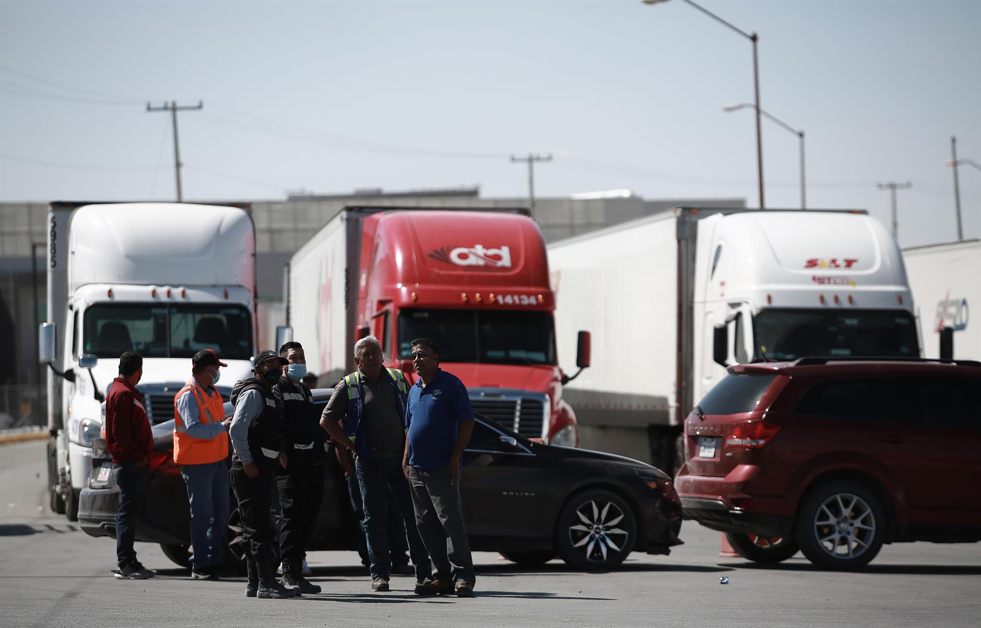 Transportistas hacen fila para ser inspeccionados, en el Puente Internacional Zaragoza, en ciudad Juárez, en el estado de Chihuahua (México). EFE/Luis Torres
