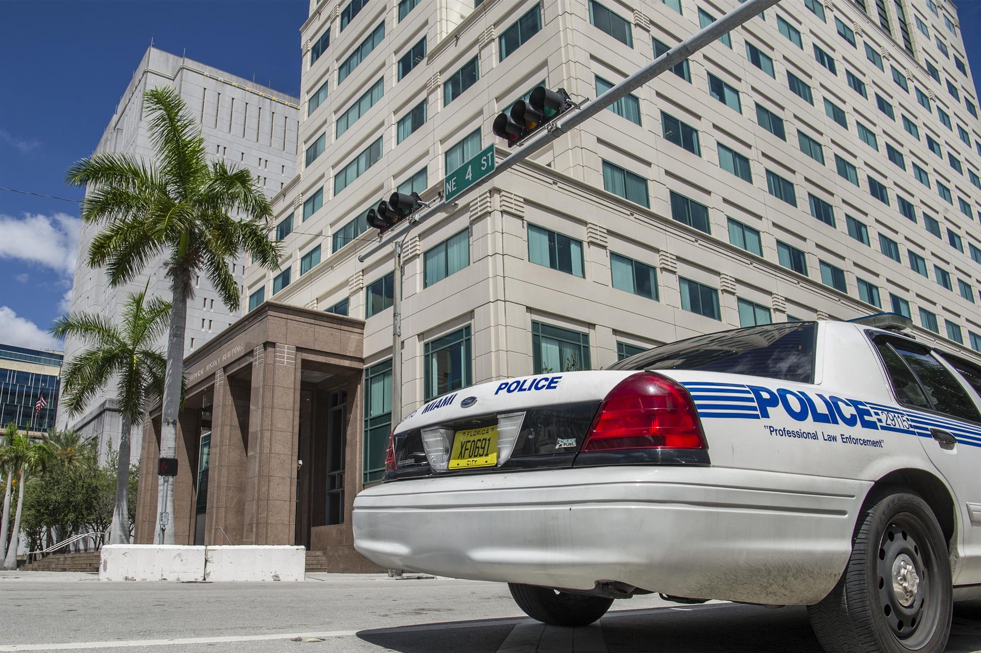 Un coche patrulla de la policía pasa delante del edificio James L King de la corte federal de Justicia en Miami, Florida, imagen de archivo. EFE/Giorgio Viera
