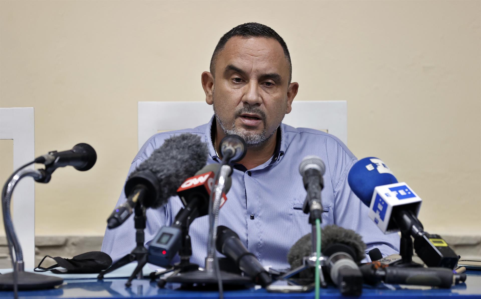 El comisionado nacional de béisbol en Cuba, Juan Reynaldo Pérez Pardo, habla en rueda de prensa, el 12 de abril de 2022, en La Habana (Cuba). EFE/Ernesto Mastrascusa
