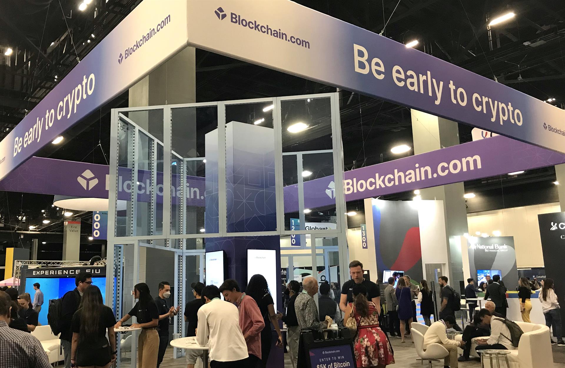 Unas personas visitan el estand de Blockchain durante la feria eMerge Américas, hoy, en el Centro de Convenciones de Miami Beach, Florida (EE.UU.). EFE/ Ana Mengotti
