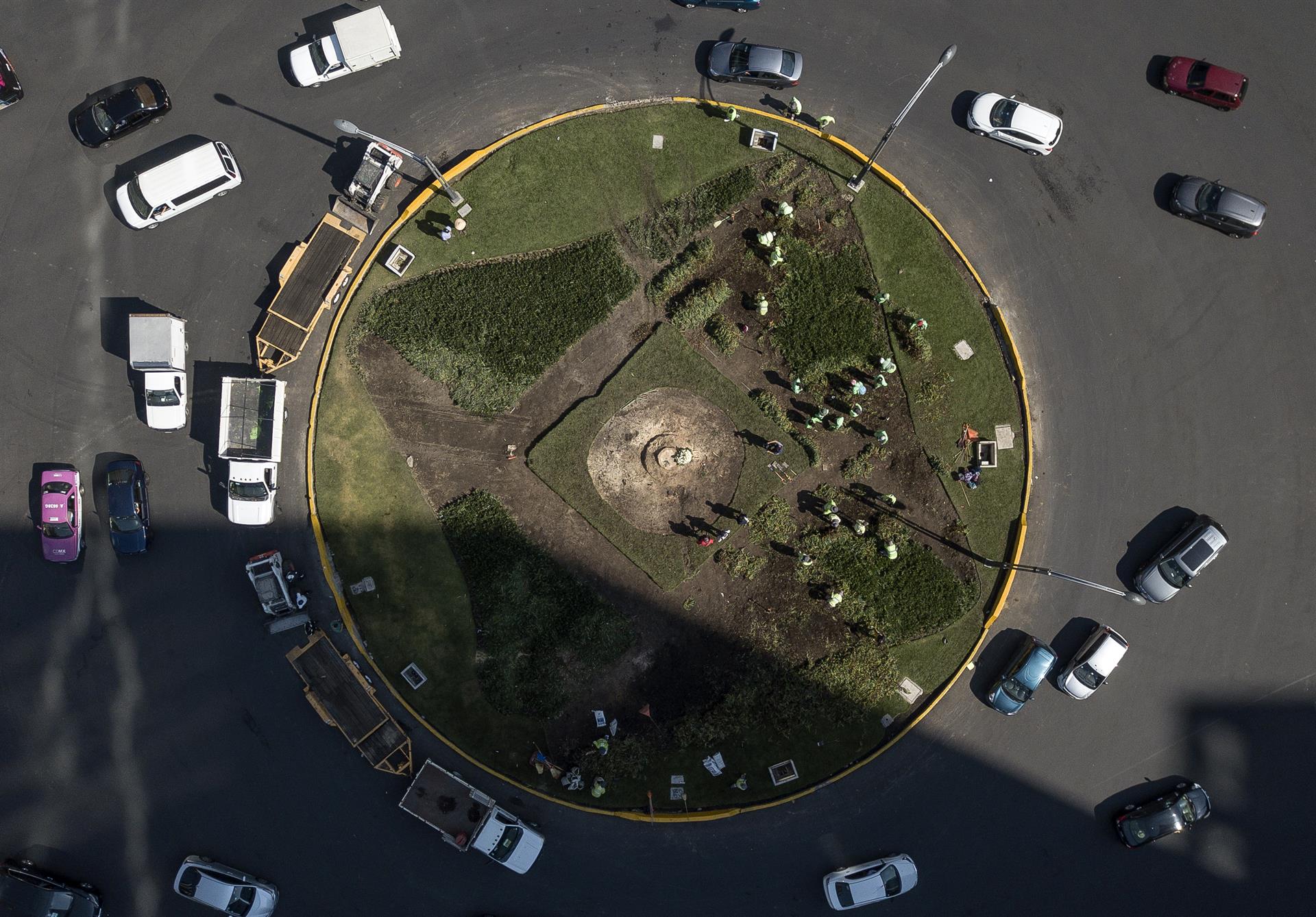 Fotografía aérea que muestra el sitio donde fue retirada una palmera de la avenida Reforma en la capital mexicana (México). EFE/Isaac Esquivel
