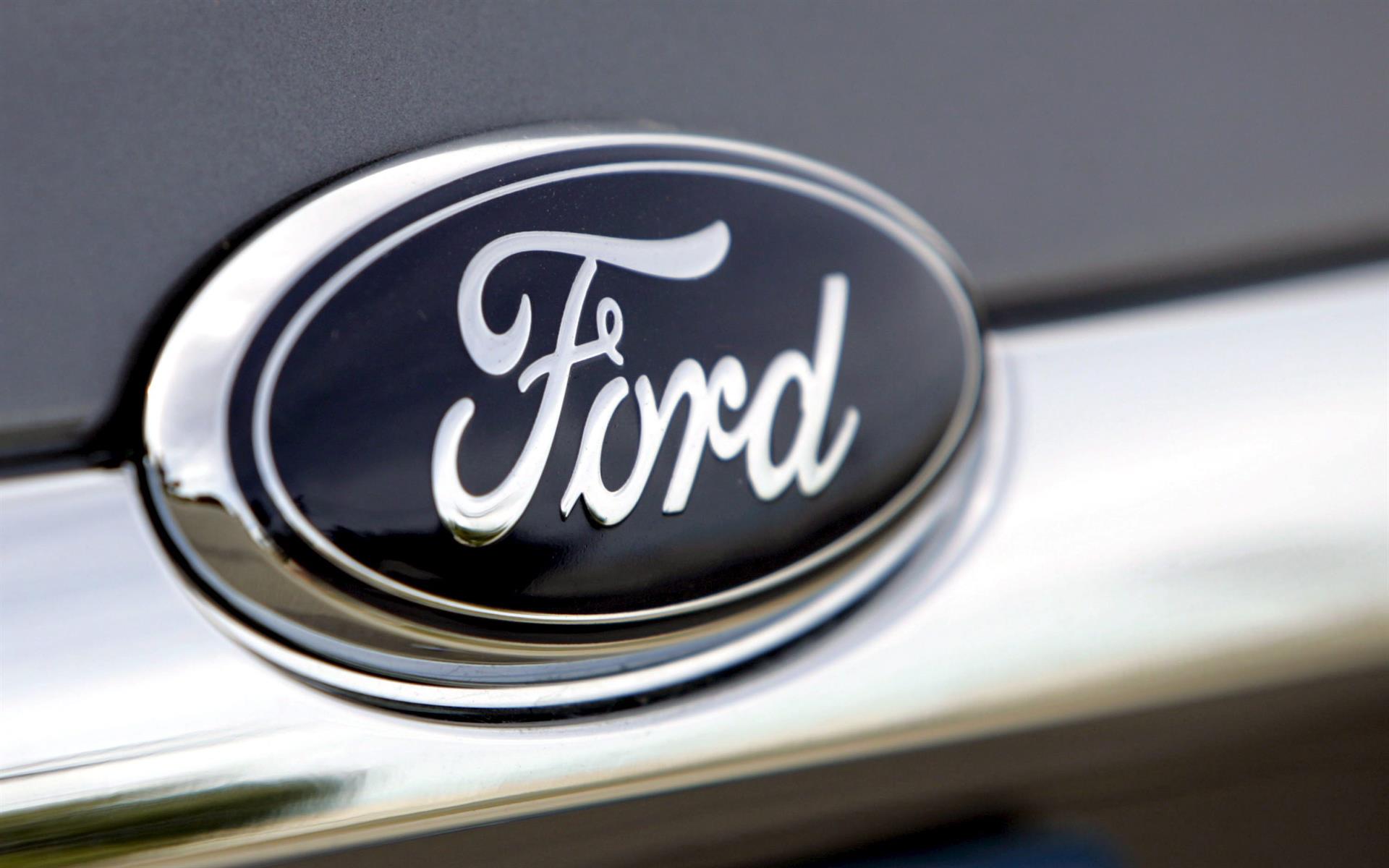 Fotografía de archivo del logo de la compañía Ford Motor en un vehículo en un concesionario de Detroit, Michigan (EE.UU.). EFE/JEFF KOWALSKY
