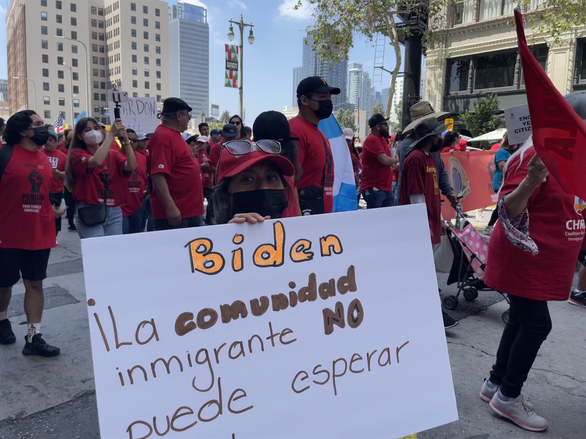 Inmigrantes latinos marchan hoy durante el Día Internacional del Trabajo, en Los Ángeles, California (EE.UU). EFE/ Ana Milena Varón /MÁXIMA CALIDAD DISPONIBLE

