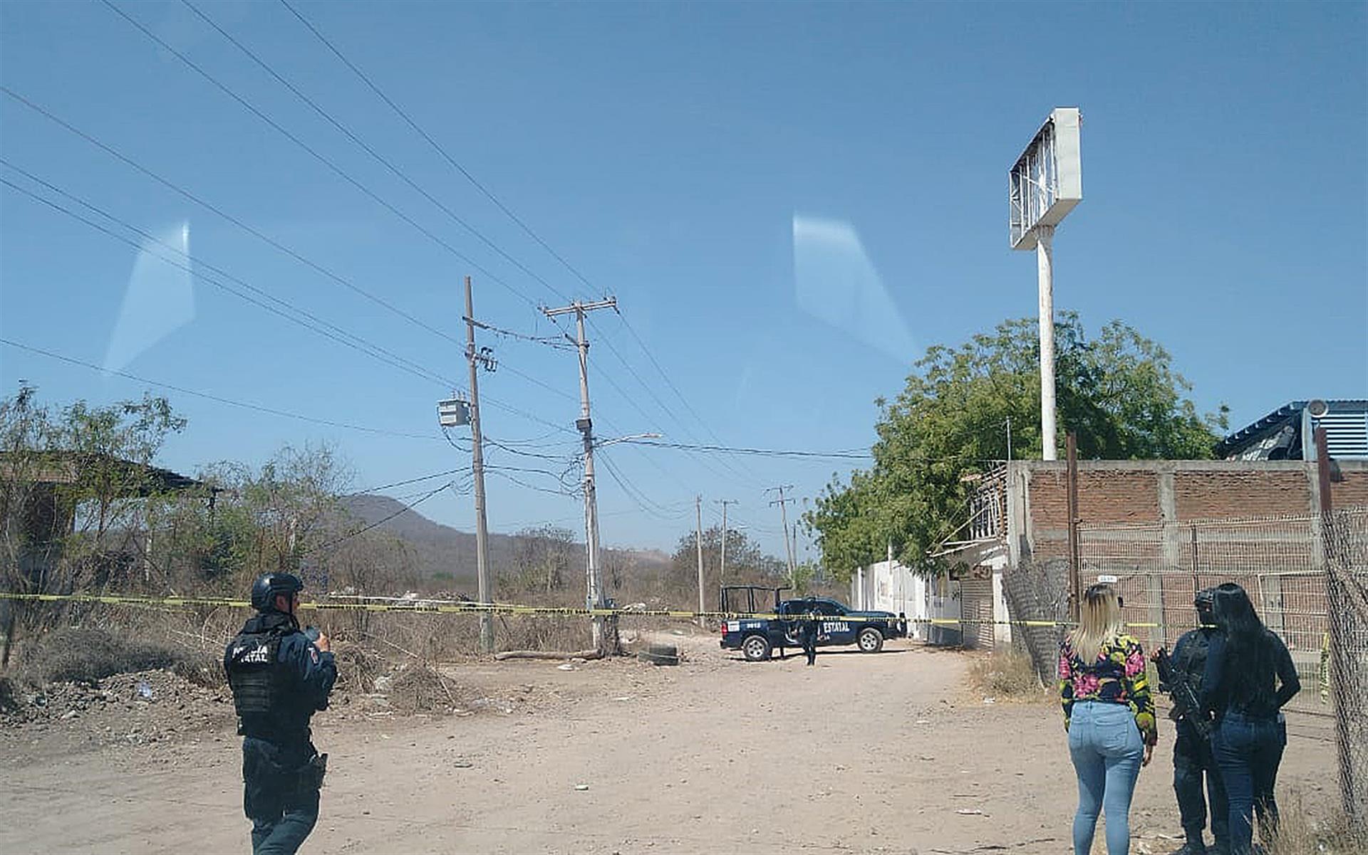 Policías estatales vigilan la zona donde fue asesinado el periodista Luis Enrique Ramírez en la ciudad de Culiacán, Sinaloa (México). EFE/Str MEJOR CALIDAD DISPONIBLE
