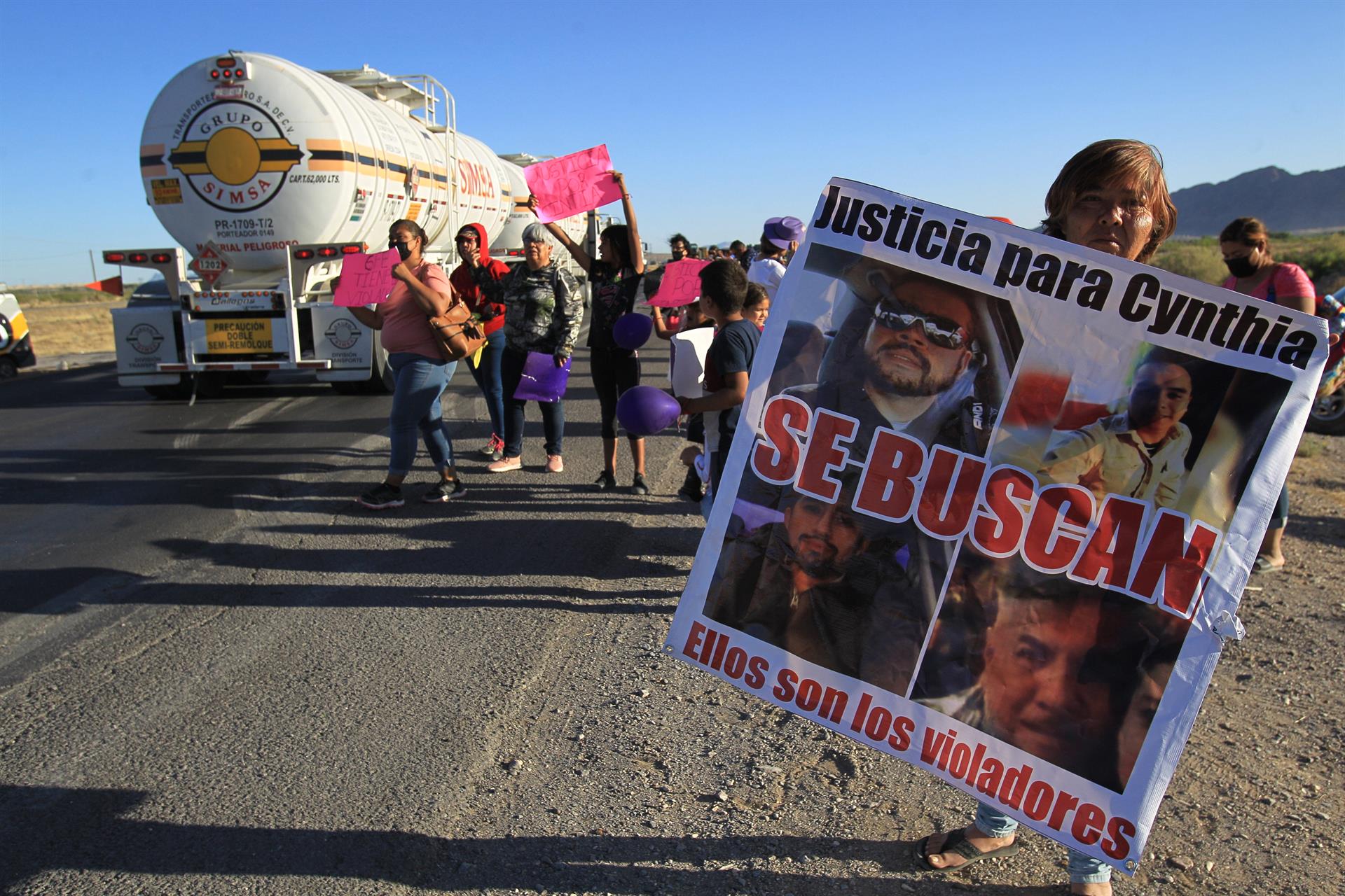 Mujeres protestan, el 12 de mayo de 2022, por un caso de violación en el poblado de Samalayuca, en Ciudad Juárez, estado de Chihuahua (México). EFE/Luis Torres
