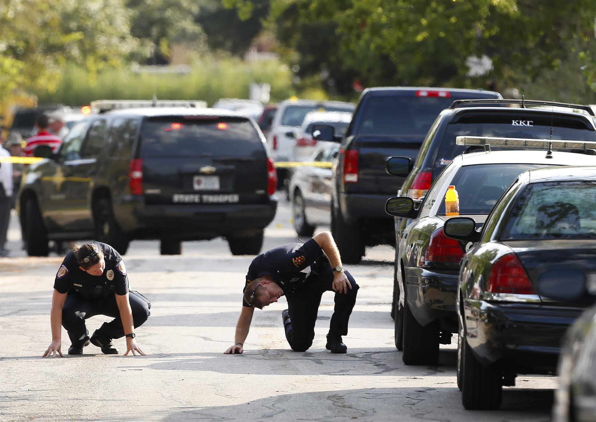 Oficiales de policía investigan la escena del crimen de un tiroteo cerca de la Universidad Texas A&M, en la localidad de College Station, Texas (EEUU). Fotografía de archivo. EFE/AARON M. SPRECHER
