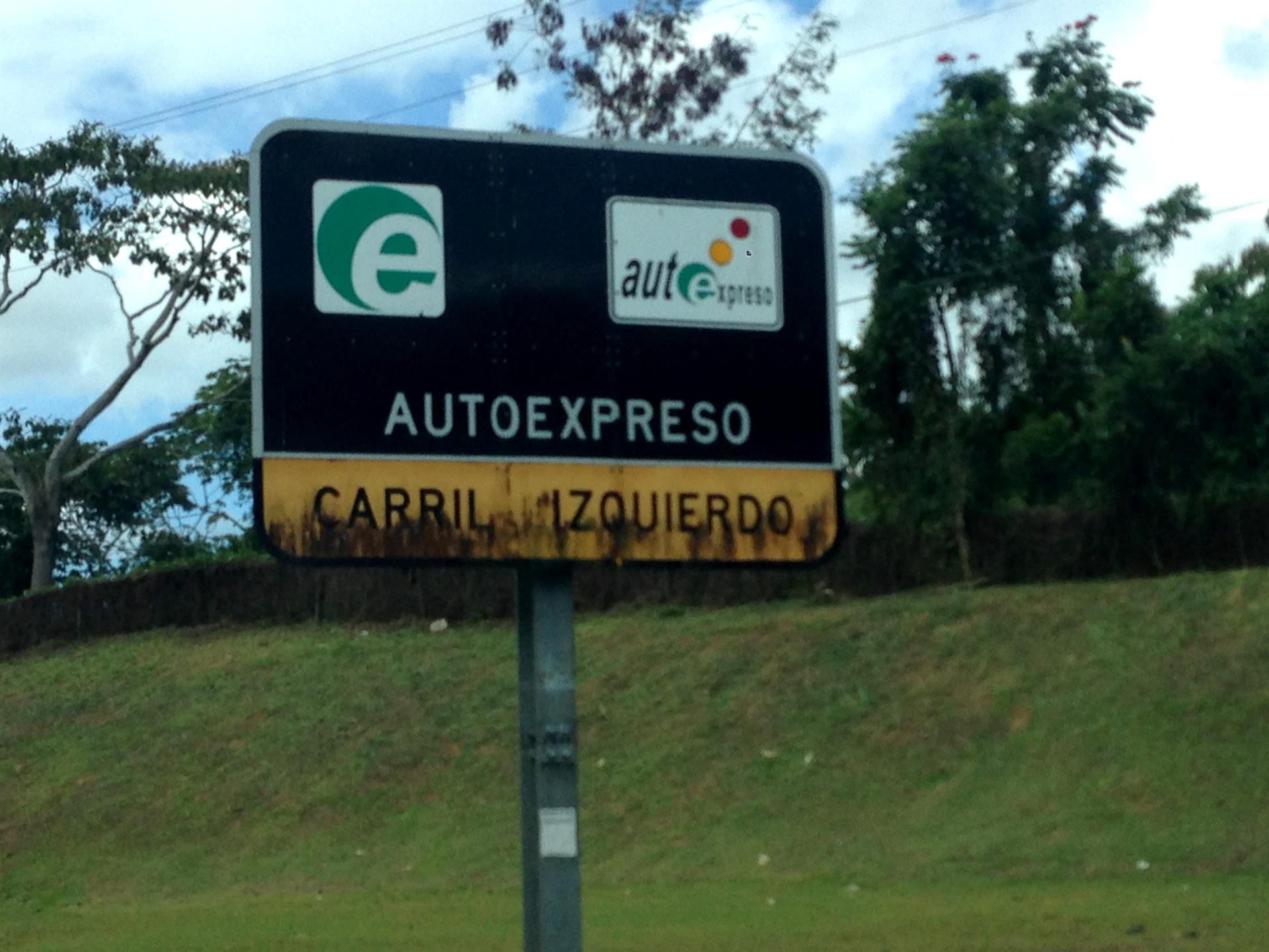 Imagen de archivo que muestra un letrero de AutoExpreso en una carretera de Puerto Rico. EFE/Jorge Muñiz
