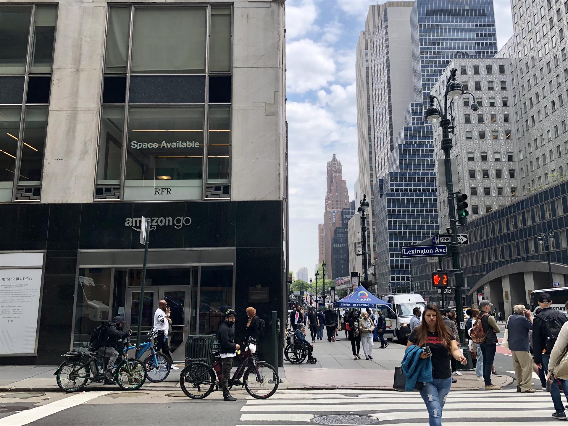 Varias personas caminan frente a un edificio con oficinas vacías, el 20 de mayo de 2022, en el centro de la ciudad de Nueva York (EE.UU.). EFE/ Mario Villar
