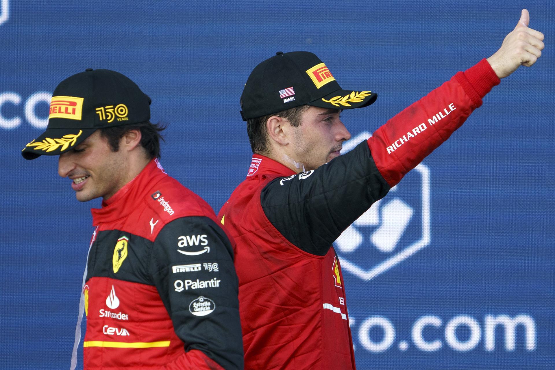Los pilotos de la escudería Ferrari de Fórmula 1, el español Carlos Sainz Jr. (i) y el monegasco Charles Leclerc (d), fueron registrados en el podio del Gran Premio de Miami, tras ocupar el tercer y el segundo lugar de la carrera, respectivamente, en Miami Gardens (Florida, EE.UU.). EFE/Greg Nash
