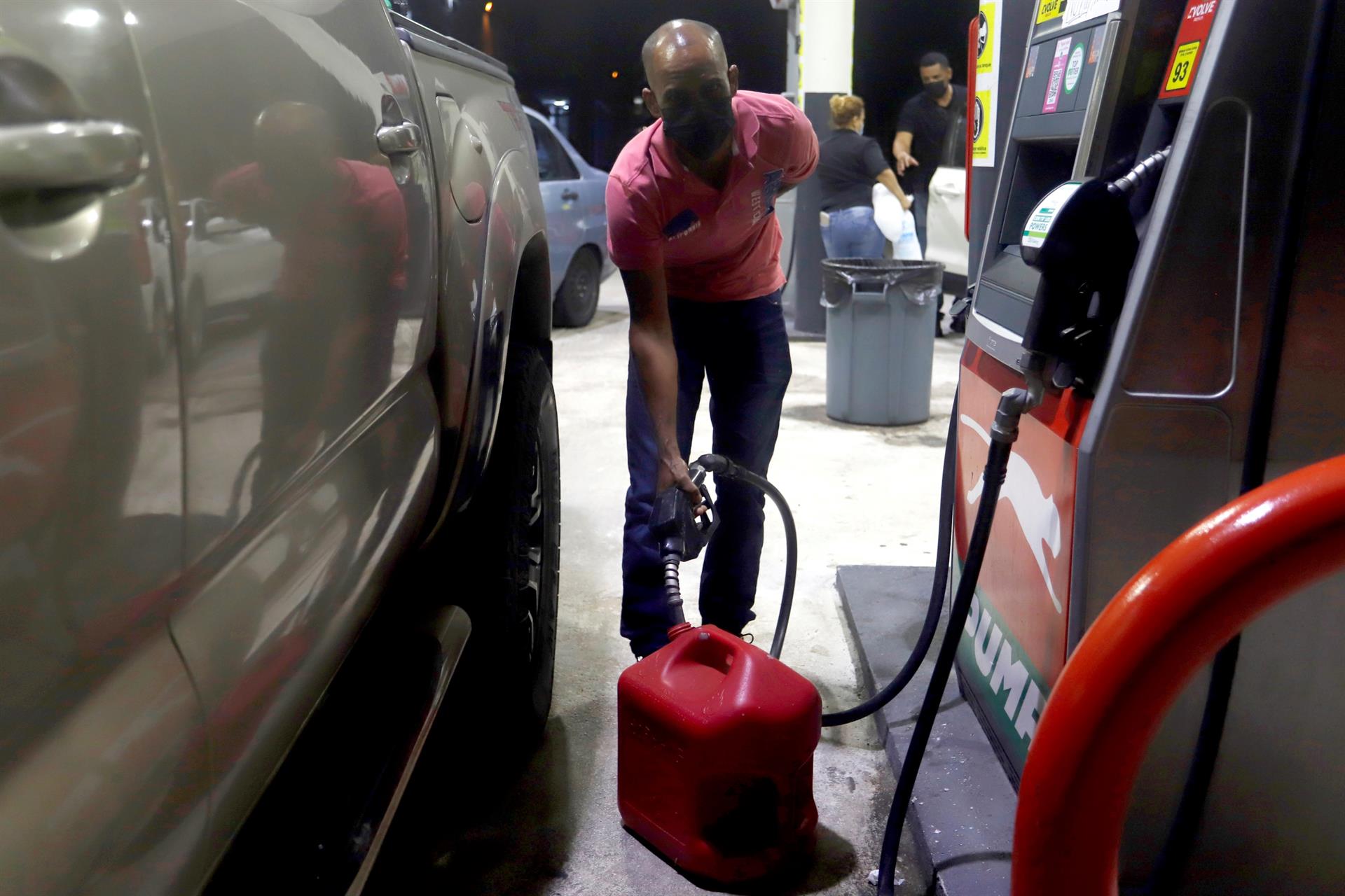 Personas llenan recipientes con gasolina en San Juan (Puerto Rico), imagen de archivo. EFE/Thais llorca
