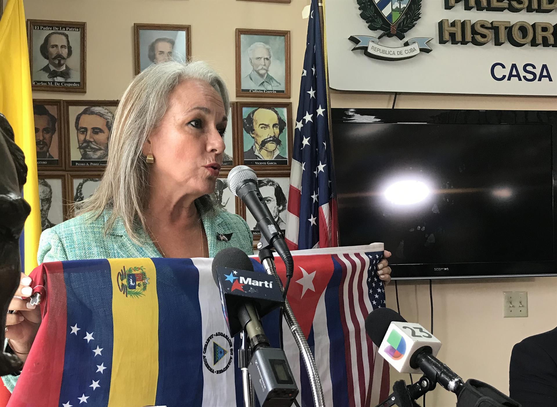La presidenta de Nicaraguan American Republican Alliance, Muñeca Fuentes, habla durante un acto este miércoles en la Casa del Preso, sede del Presidio Político Histórico Cubano en Miami, Florida (EE.UU.). EFE/ Ana Mengotti
