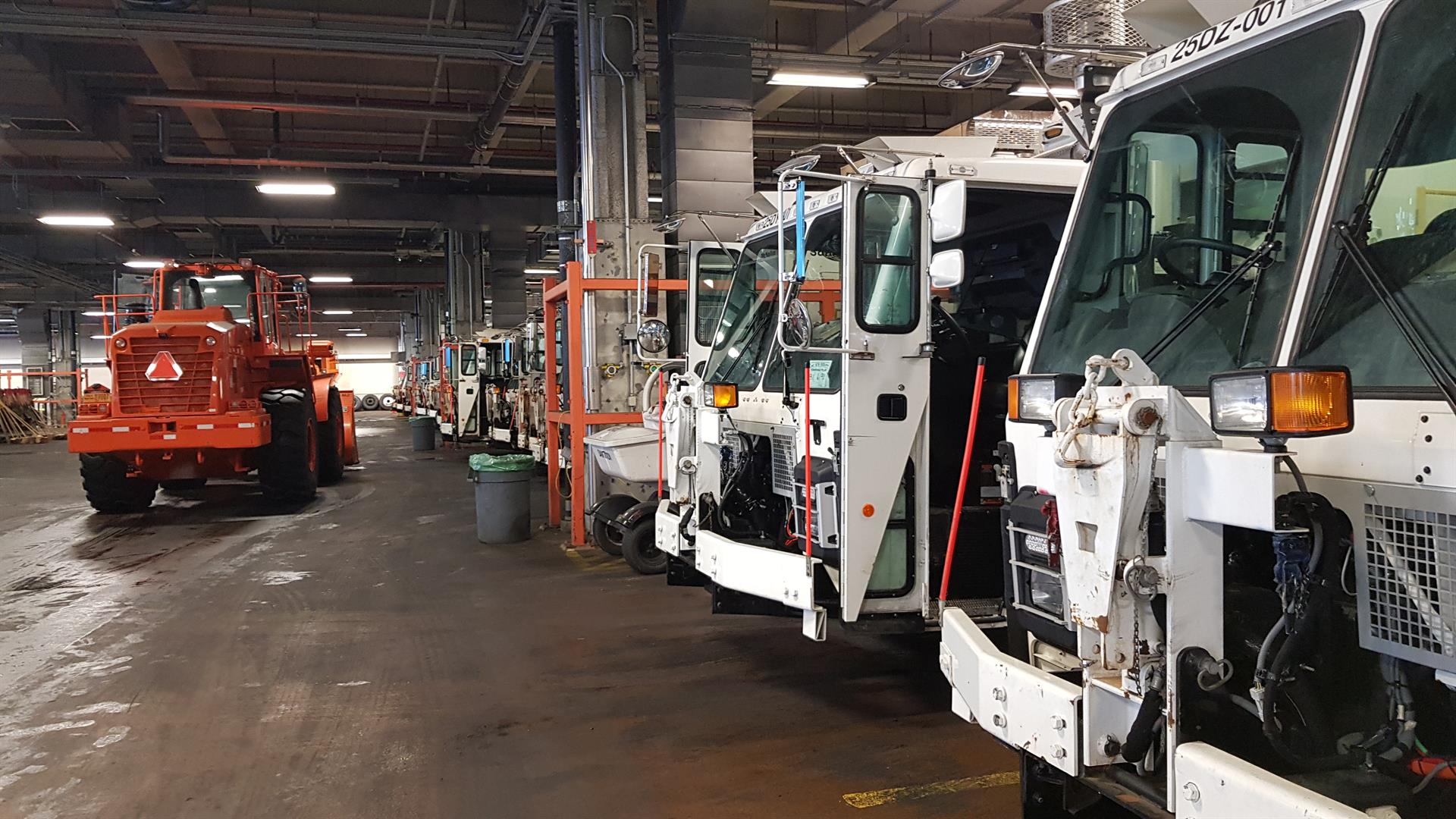 Camiones de limpieza y de recolección de basuras vistos este miércoles en un garaje del Departamento de Saneamiento de Nueva York en Tribeca, en el bajo Manhattan, Nueva York (EE. UU). EFE/Javier Otazu
