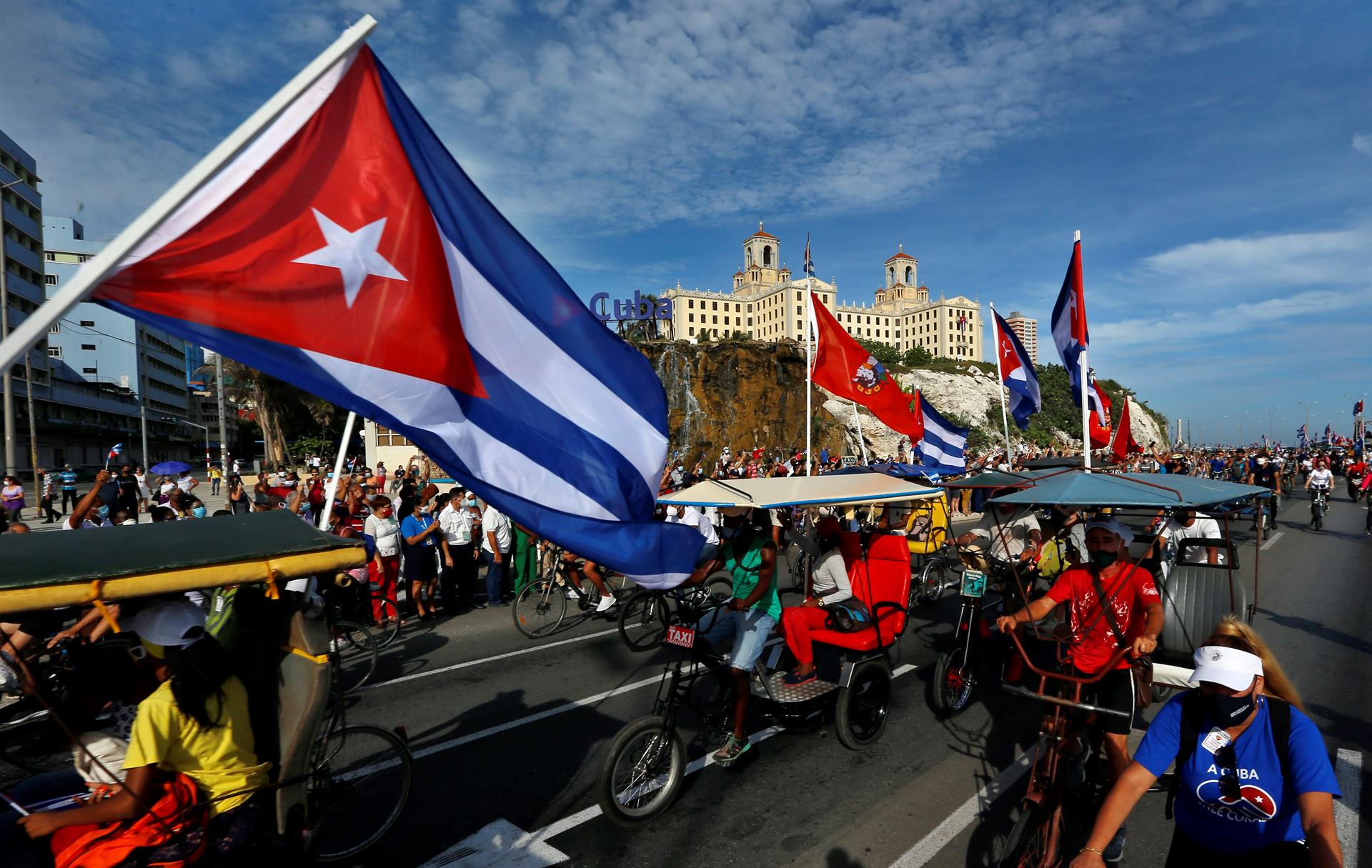 Cientos de cubanos participan en una marcha por la zona del Malecón en La Habana (Cuba), imagen de archivo. EFE/ Ernesto Mastrascusa
