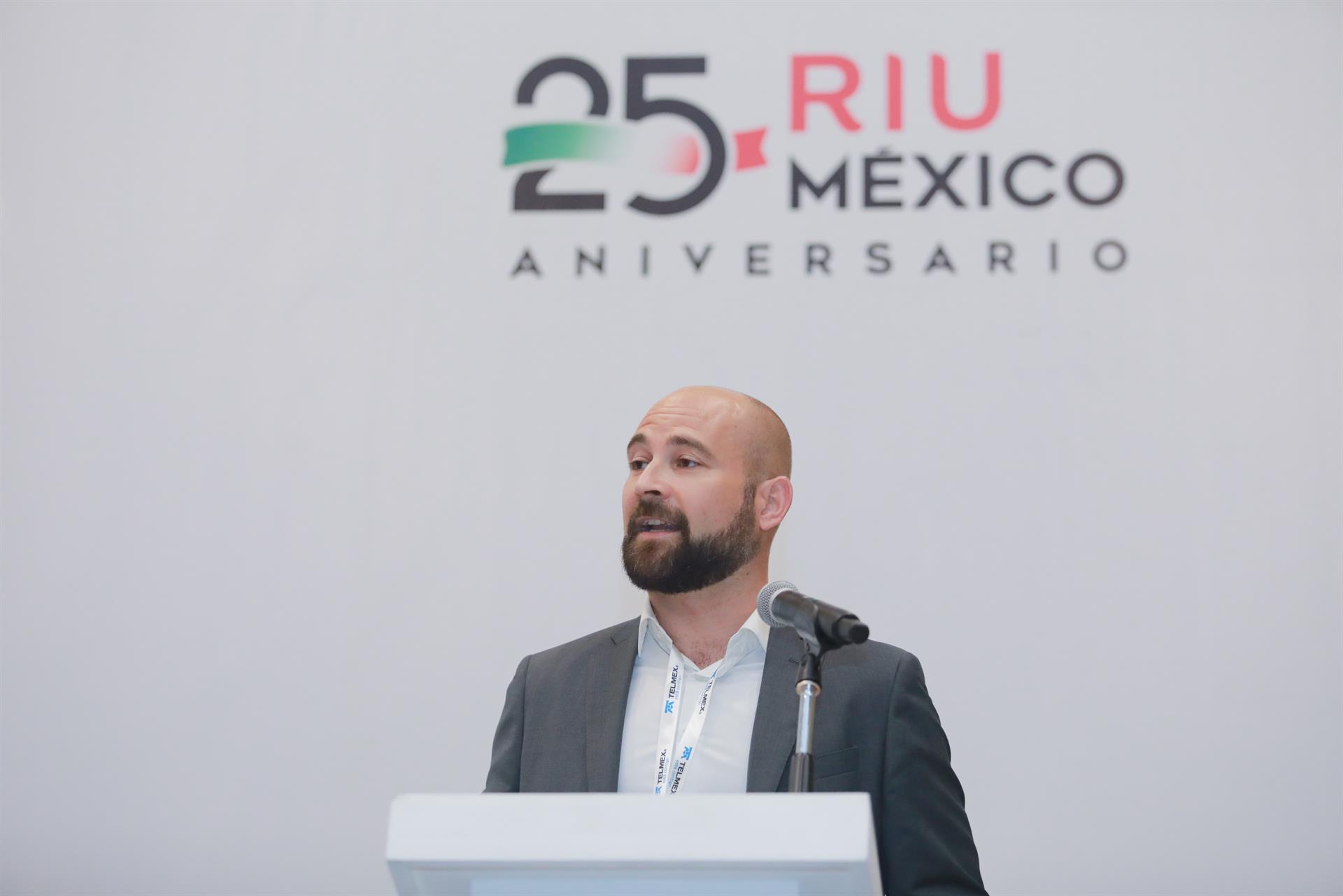 El consejero directivo de Riu Hotels & Resorts, Joan Trian, participa hoy martes, en el marco del Tianguis Turístico 2022, celebrado en el balneario de Acapulco en el estado de Guerrero (México). EFE/David Guzmán
